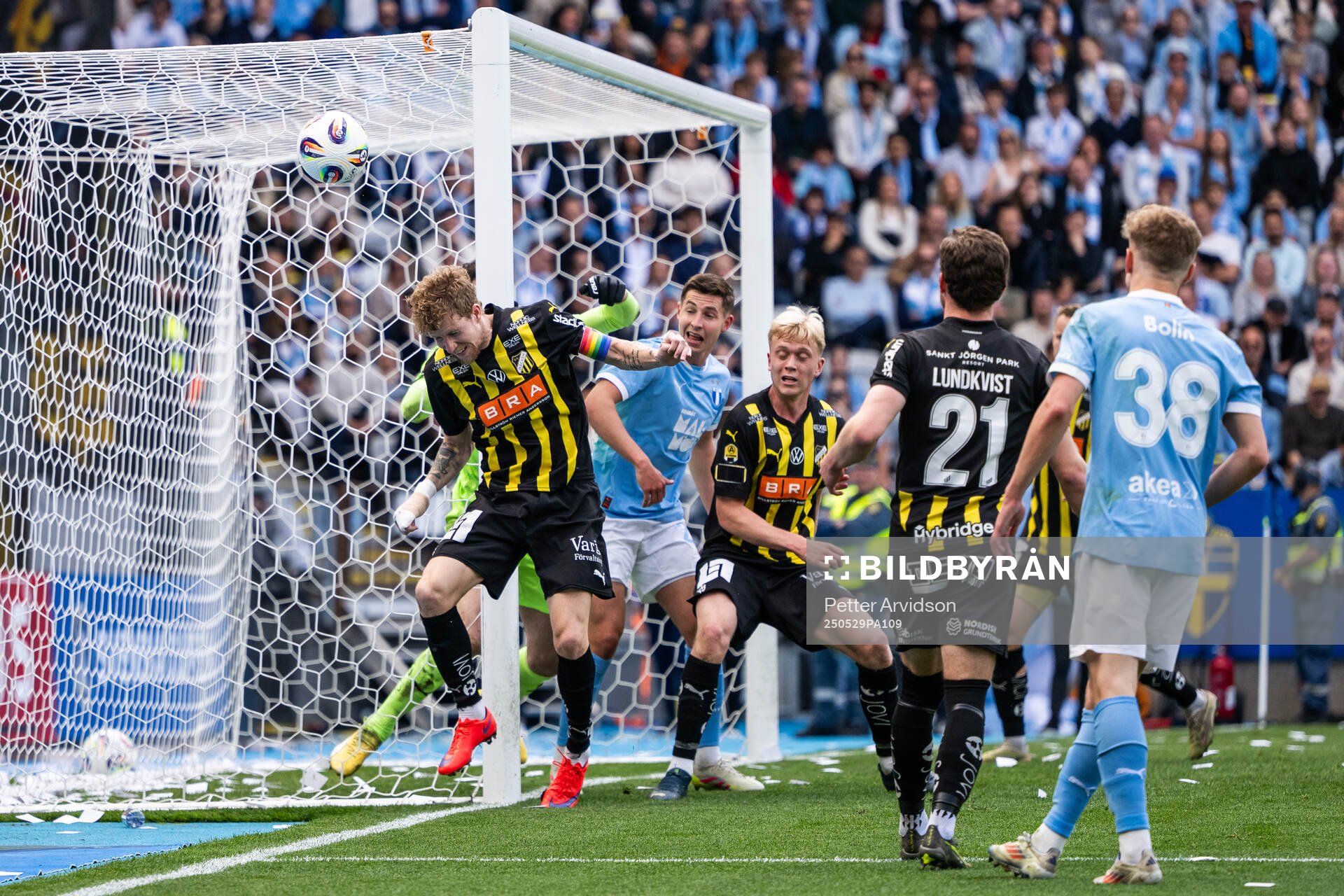 Häckens Simon Gustafson och Isak Brusberg i kamp med Malmö FFs Lasse Berg Johnsen under finalen i Svenska Cupen mellan Malmö FF och Häcken den 29 maj 2025 i Malmö.