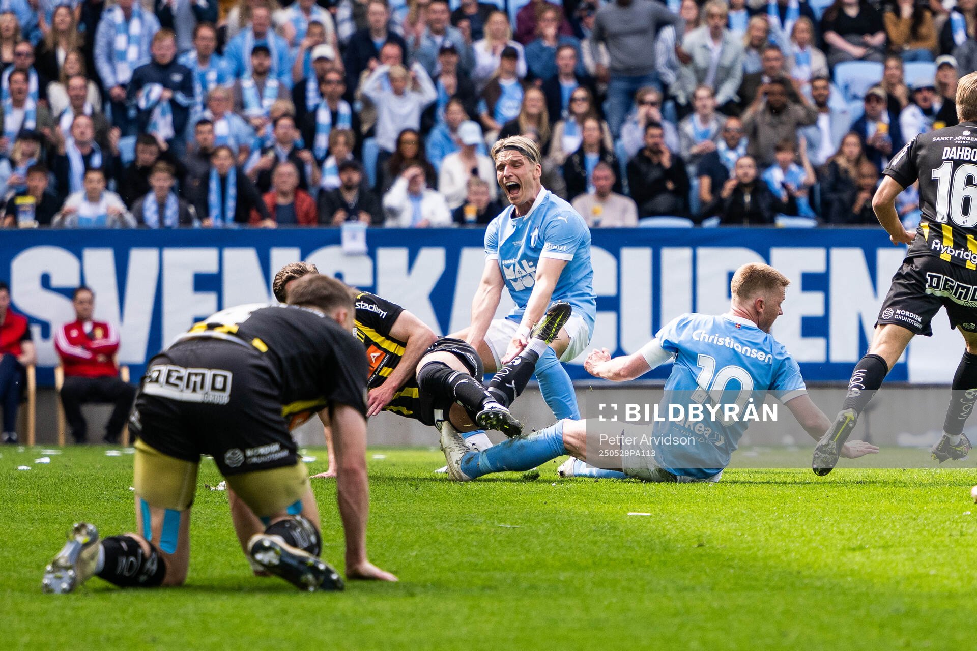 Malmö FFs Anders Christiansen och Jens Stryger Larsen reagerar under finalen i Svenska Cupen mellan Malmö FF och Häcken den 29 maj 2025 i Malmö.