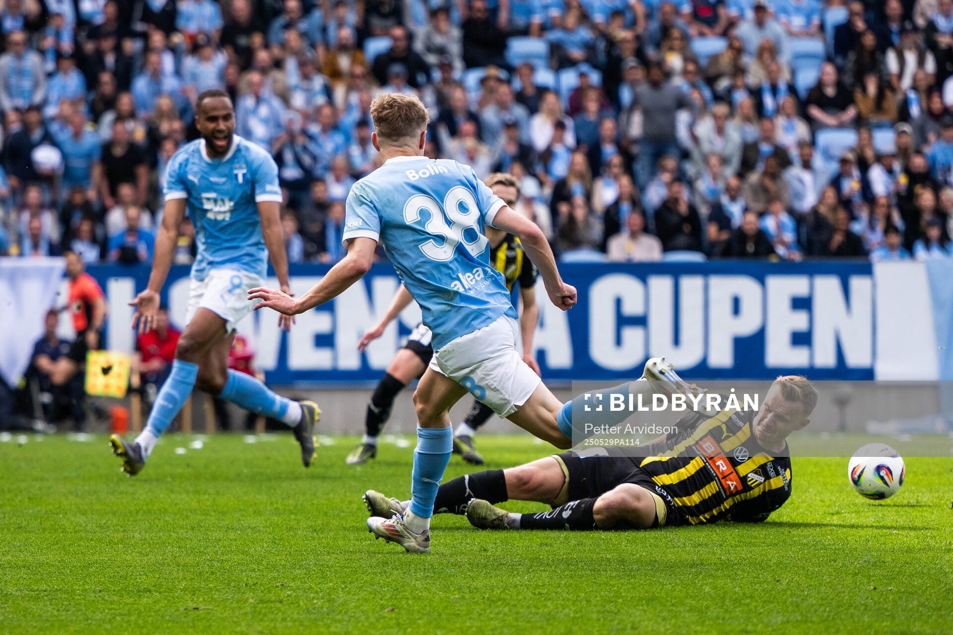 Malmö FFs Isaac Thelin och Hugo Bolin med Häckens Marius Lode under finalen i Svenska Cupen mellan Malmö FF och Häcken den 29 maj 2025 i Malmö.