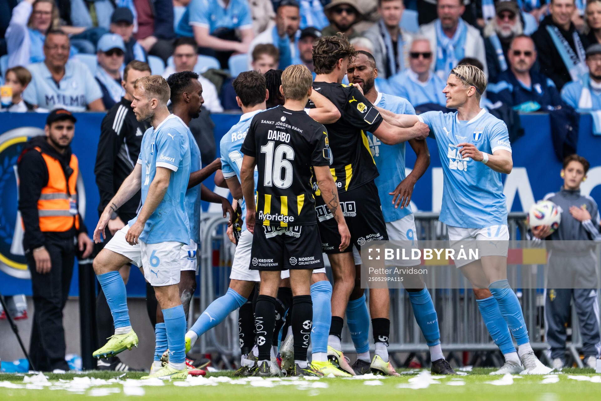 Häckens Silas Andersen i kamp med Malmö FFs Isaac Thelin och Jens Stryger Larsen under finalen i Svenska Cupen mellan Malmö FF och Häcken den 29 maj 2025 i Malmö.