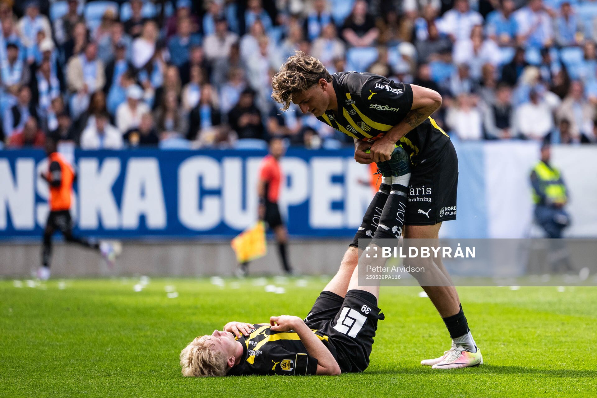 Häckens Isak Brusberg får hjälp att stretcha av Silas Andersen under finalen i Svenska Cupen mellan Malmö FF och Häcken den 29 maj 2025 i Malmö.