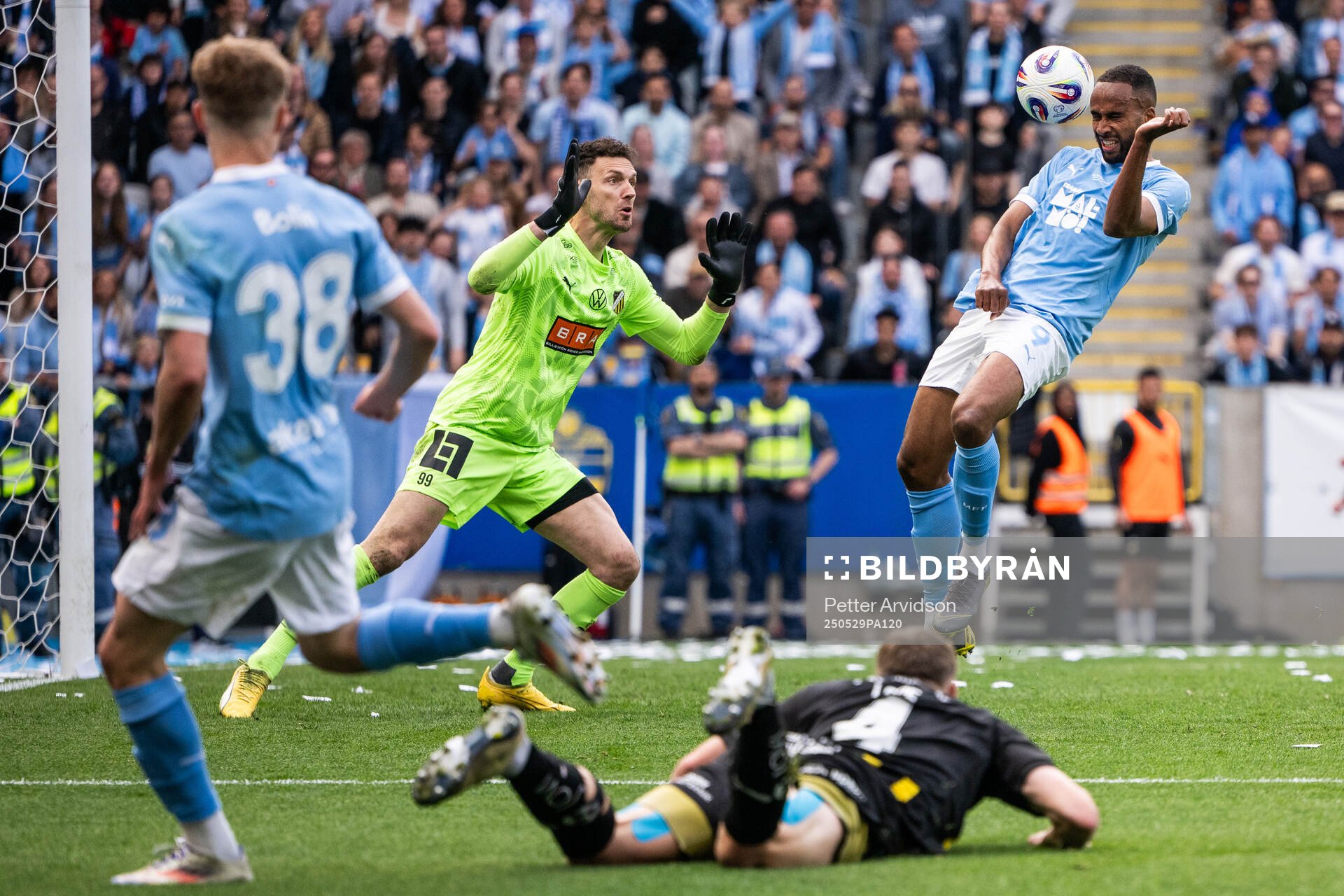 Häckens målvakt Etrit Berisha och Malmö FFs Isaac Thelin under finalen i Svenska Cupen mellan Malmö FF och Häcken den 29 maj 2025 i Malmö.