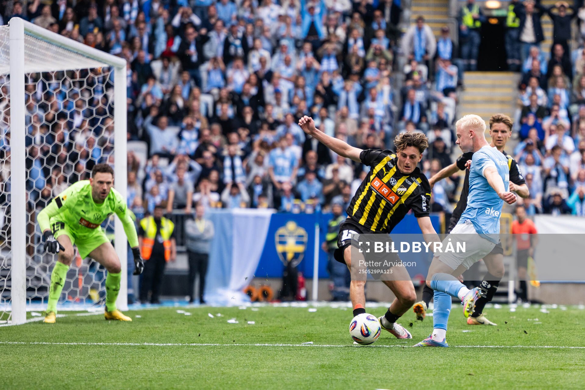 Häckens Silas Andersen och Malmö FFs Otto Rosengren under finalen i Svenska Cupen mellan Malmö FF och Häcken den 29 maj 2025 i Malmö.