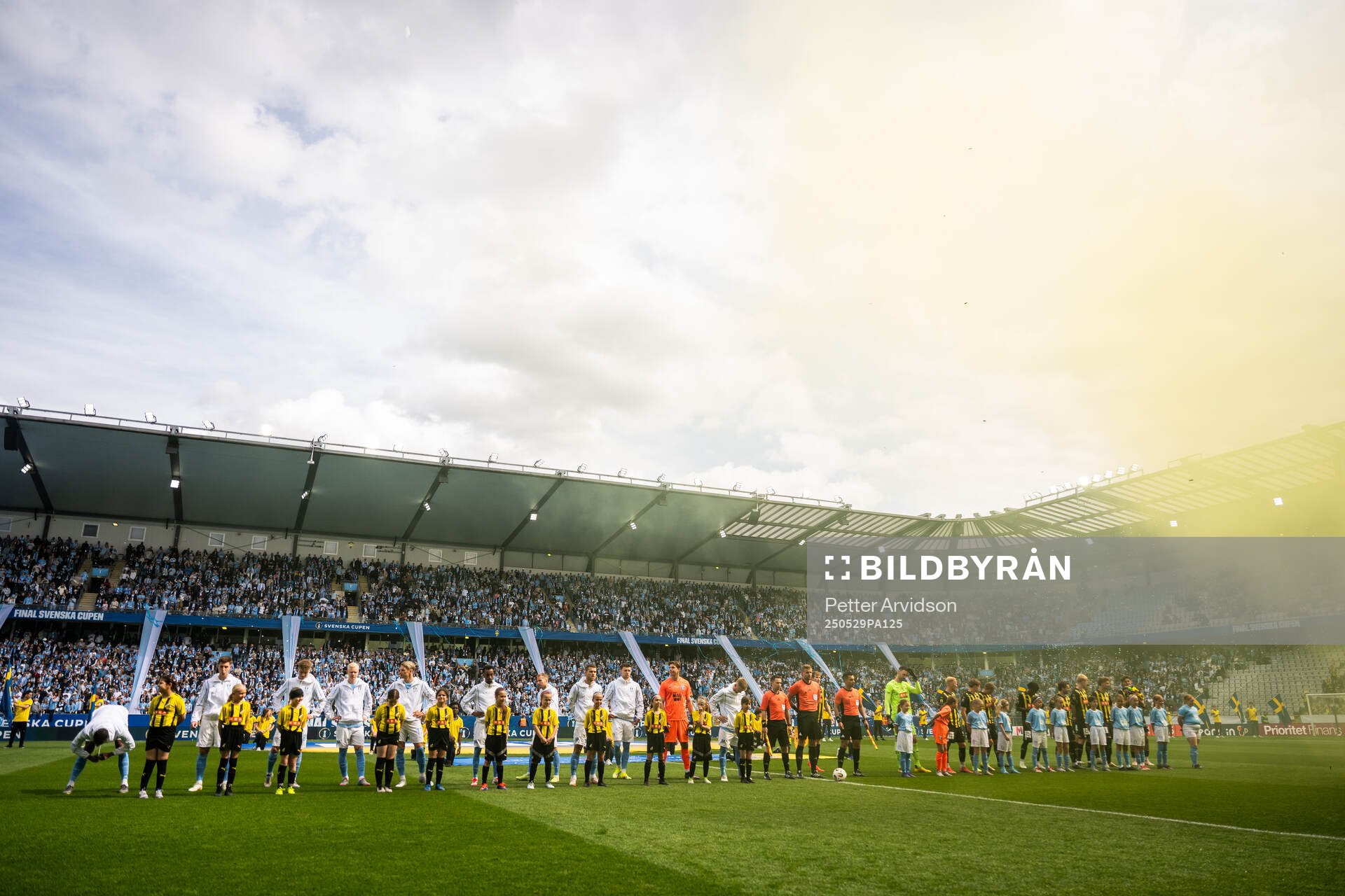 Malmö FFs och Häckens spelare vid line-up inför finalen i Svenska Cupen mellan Malmö FF och Häcken den 29 maj 2025 i Malmö. 