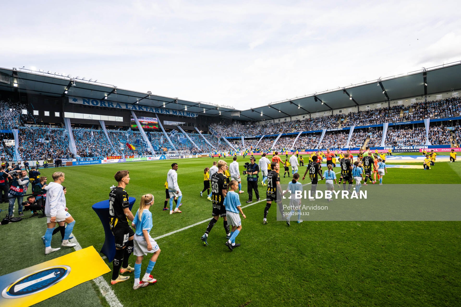 Malmö FFs och Häckens spelare gör entré inför finalen i Svenska Cupen mellan Malmö FF och Häcken den 29 maj 2025 i Malmö. 