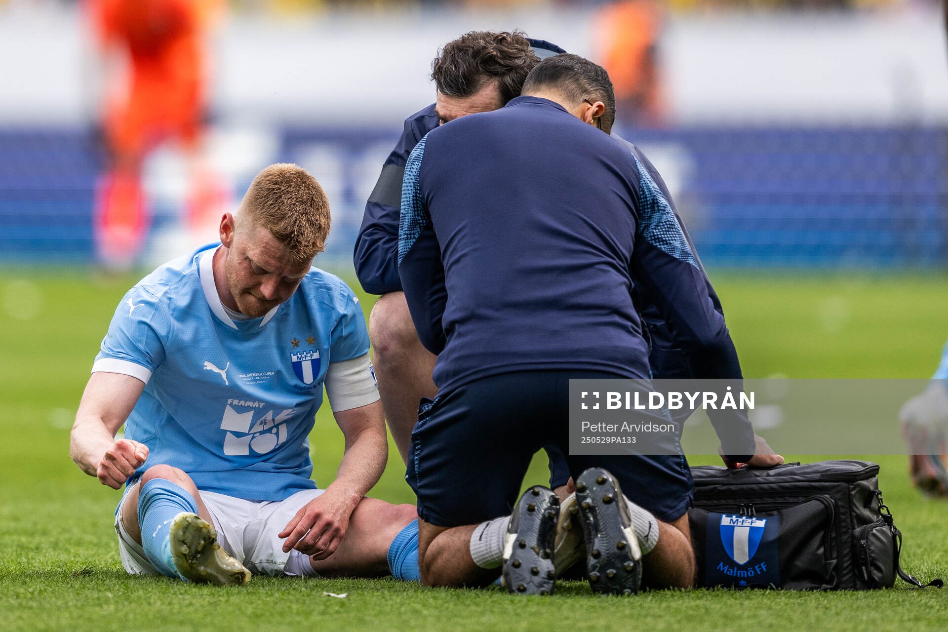 Malmö FFs Anders Christiansen får vård under finalen i Svenska Cupen mellan Malmö FF och Häcken den 29 maj 2025 i Malmö. 