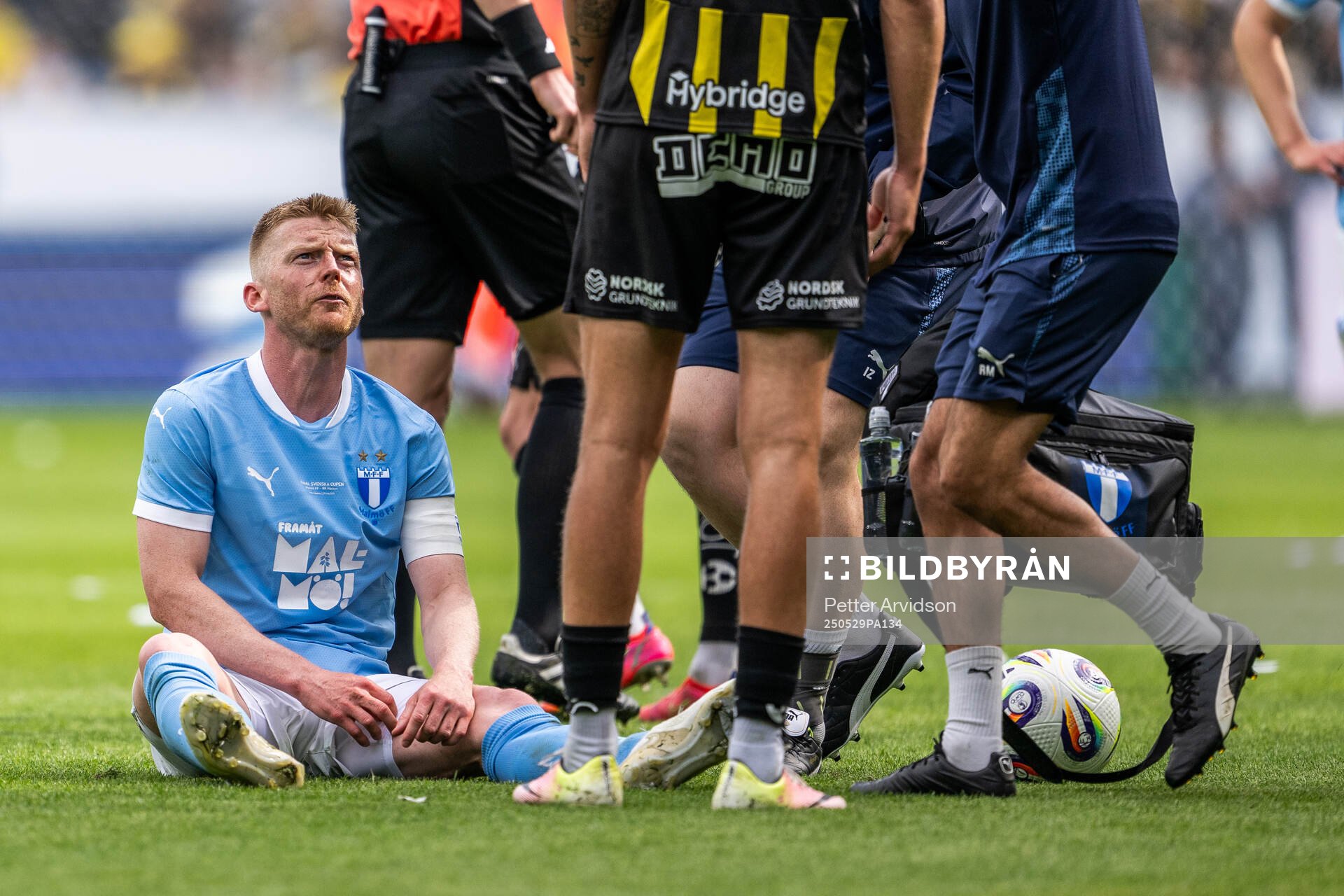 Malmö FFs Anders Christiansen får vård under finalen i Svenska Cupen mellan Malmö FF och Häcken den 29 maj 2025 i Malmö. 