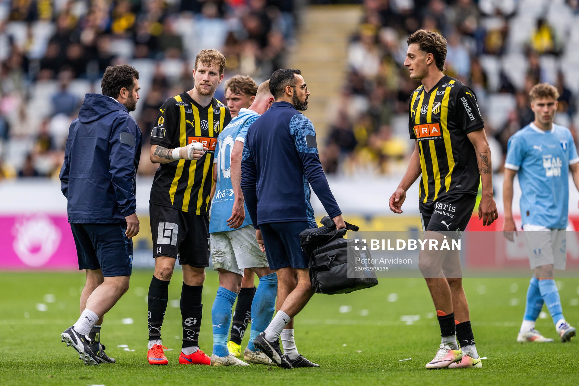 Häckens Simon Gustafson och Silas Andersen när Malmö FFs Anders Christiansen lämnar plan efter skada under finalen i Svenska Cupen mellan Malmö FF och Häcken den 29 maj 2025 i Malmö.
