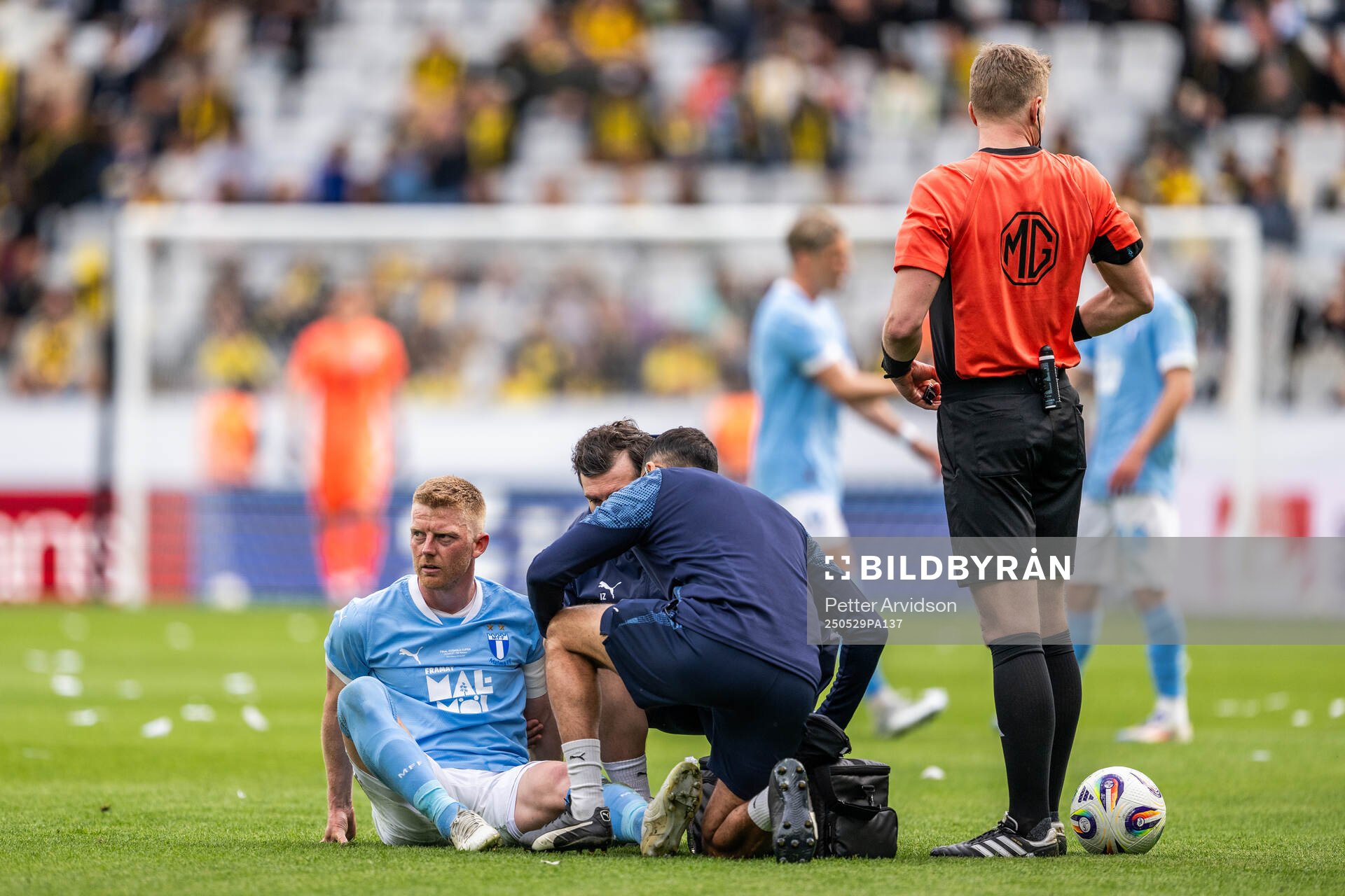 Malmö FFs Anders Christiansen får vård under finalen i Svenska Cupen mellan Malmö FF och Häcken den 29 maj 2025 i Malmö. 