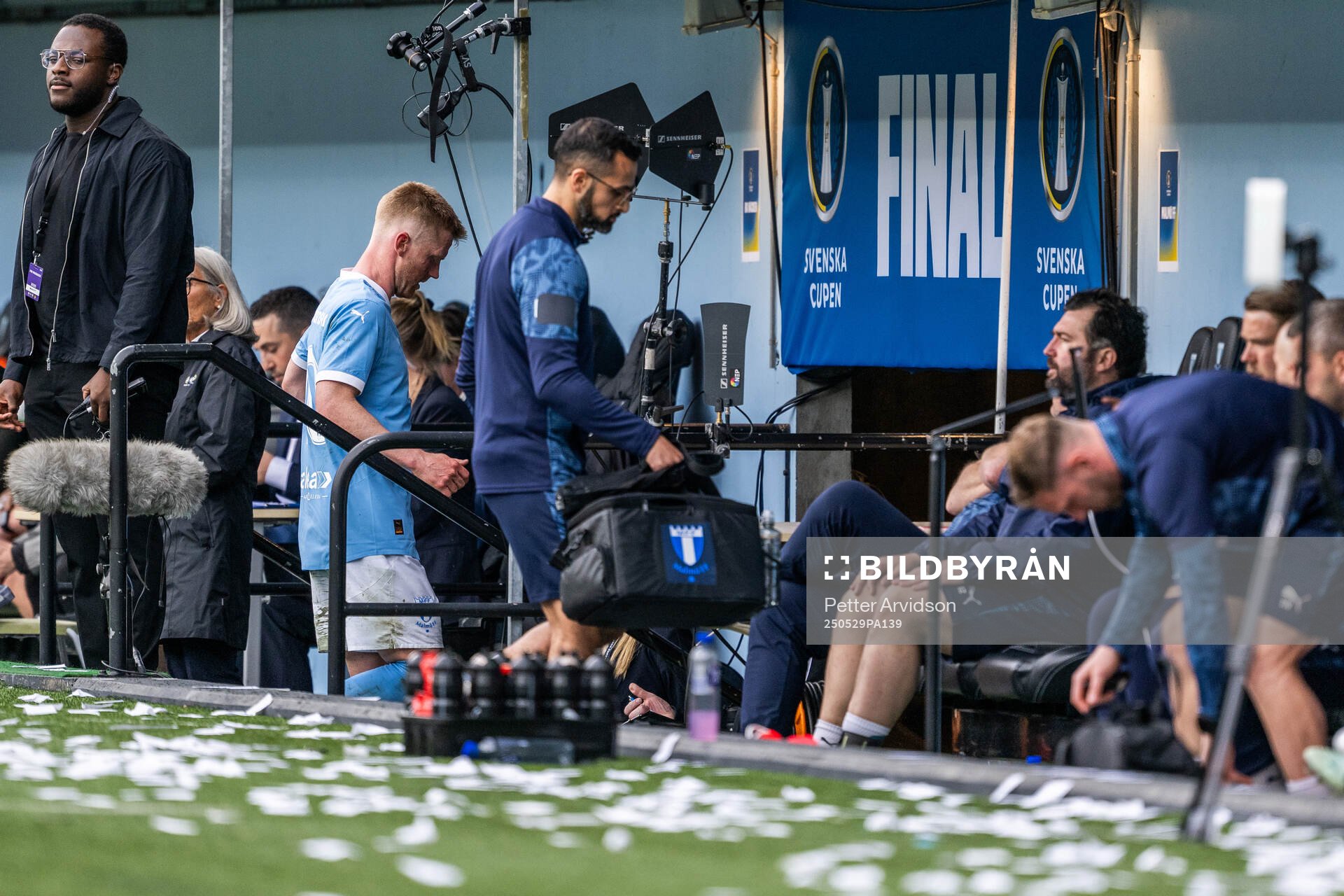 Malmö FFs Anders Christiansen lämnar plan efter skada under finalen i Svenska Cupen mellan Malmö FF och Häcken den 29 maj 2025 i Malmö.