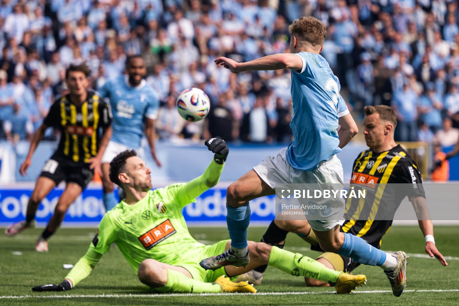 Häckens målvakt Etrit Berisha räddar ett läge från Malmö FFs Hugo Bolin under finalen i Svenska Cupen mellan Malmö FF och Häcken den 29 maj 2025 i Malmö.