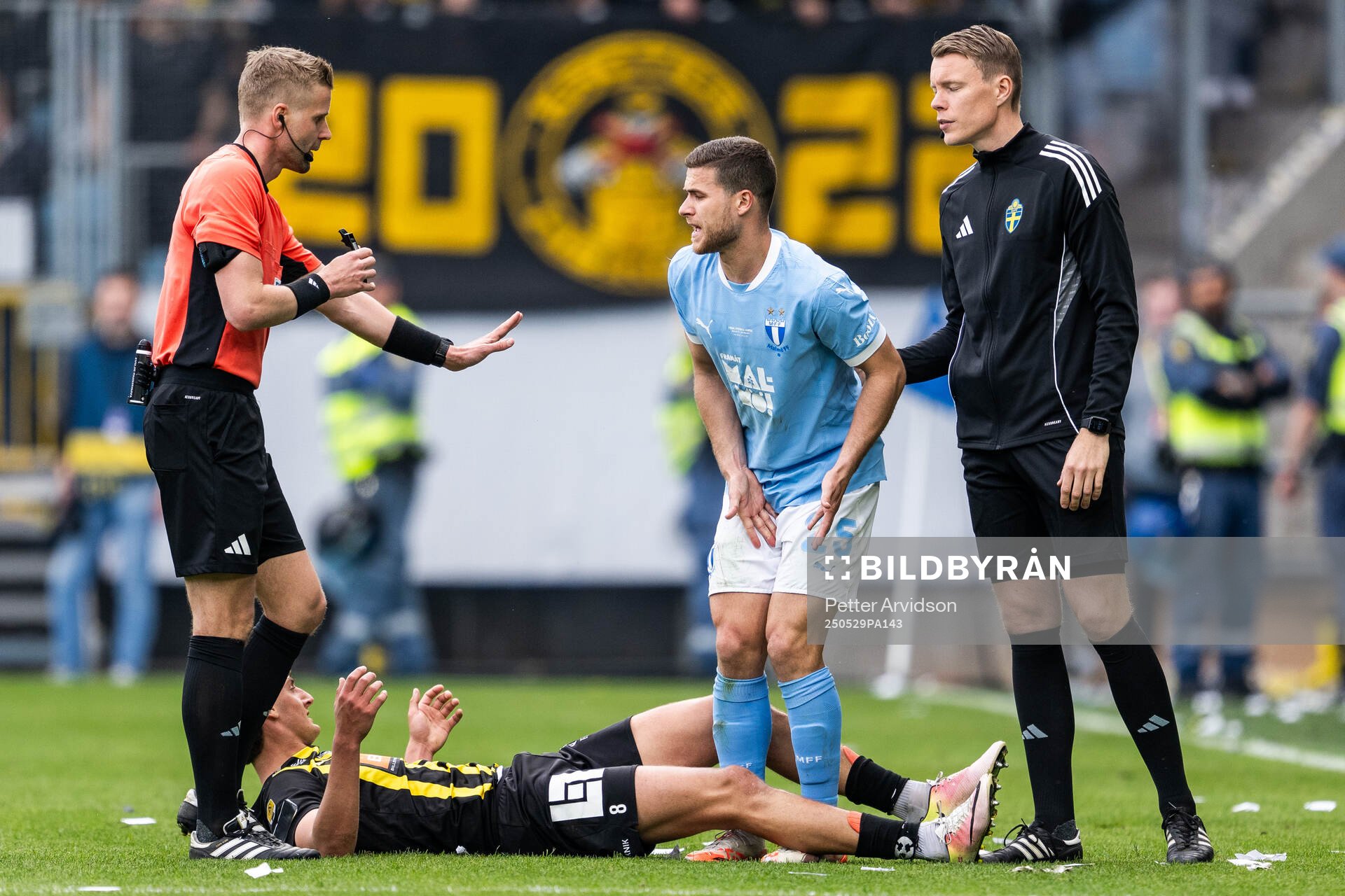 Häckens Silas Andersen och Malmö FFs Gabriel Busanello pratar med domare Glenn Nyberg under finalen i Svenska Cupen mellan Malmö FF och Häcken den 29 maj 2025 i Malmö.