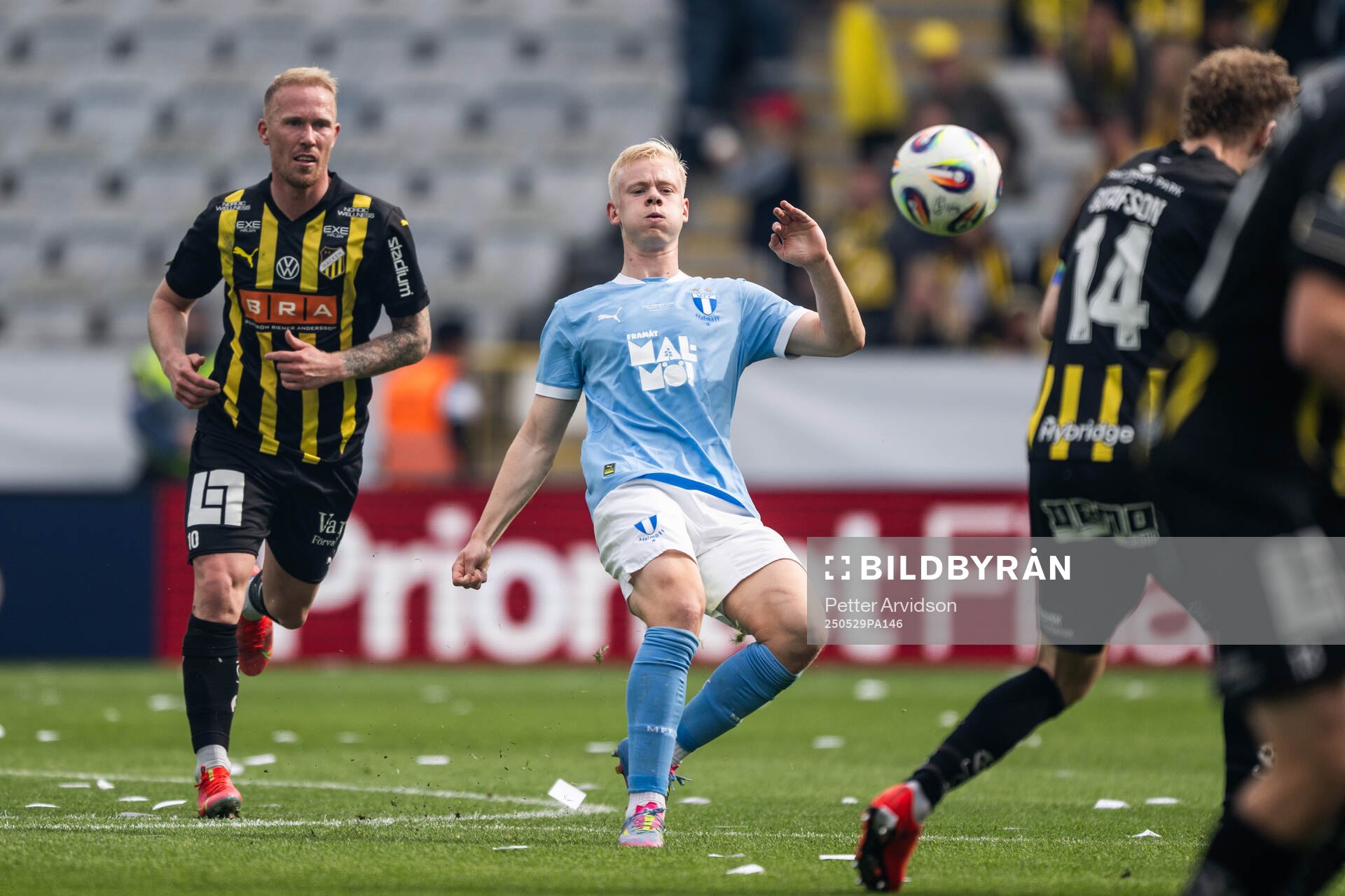 Häckens Mikkel Rygaard Jensen och Malmö FFs Otto Rosengren under finalen i Svenska Cupen mellan Malmö FF och Häcken den 29 maj 2025 i Malmö.