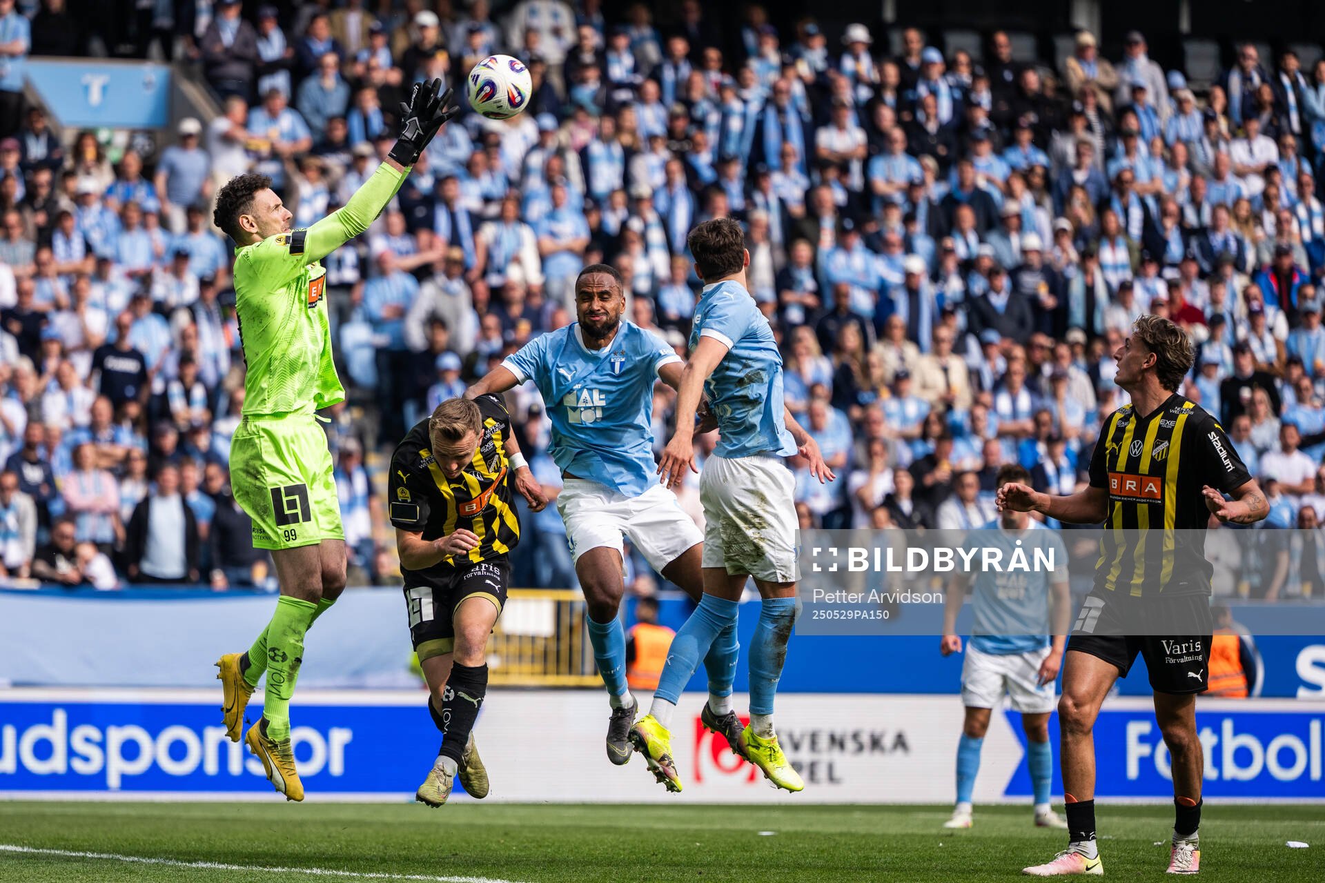 Häckens målvakt Etrit Berisha och Malmö FFs Isaac Thelin