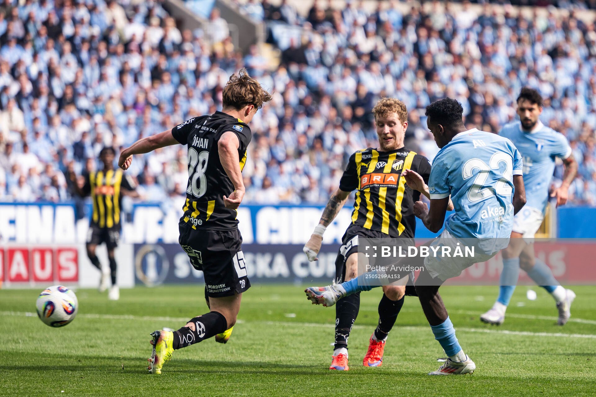 Häckens Filip Öhman och Simon Gustafson försvarar mot Malmö FFs Taha Ali under finalen i Svenska Cupen mellan Malmö FF och Häcken den 29 maj 2025 i Malmö.