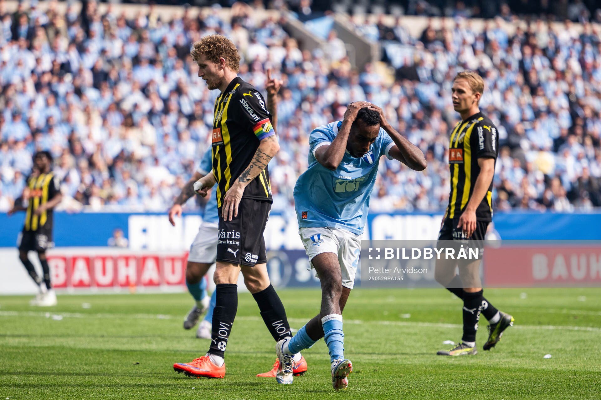 Malmö FFs Taha Ali deppar bredvid Häckens Simon Gustafson