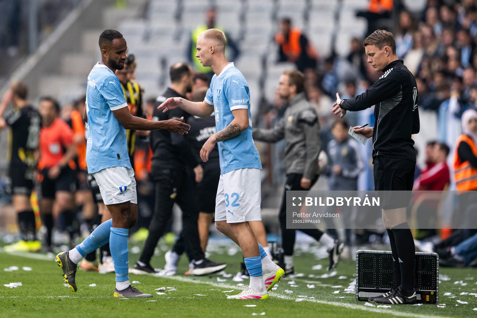 Malmö FFs Isaac Thelin byts ut mot Daniel Gudjohnsen under finalen i Svenska Cupen mellan Malmö FF och Häcken den 29 maj 2025 i Malmö.