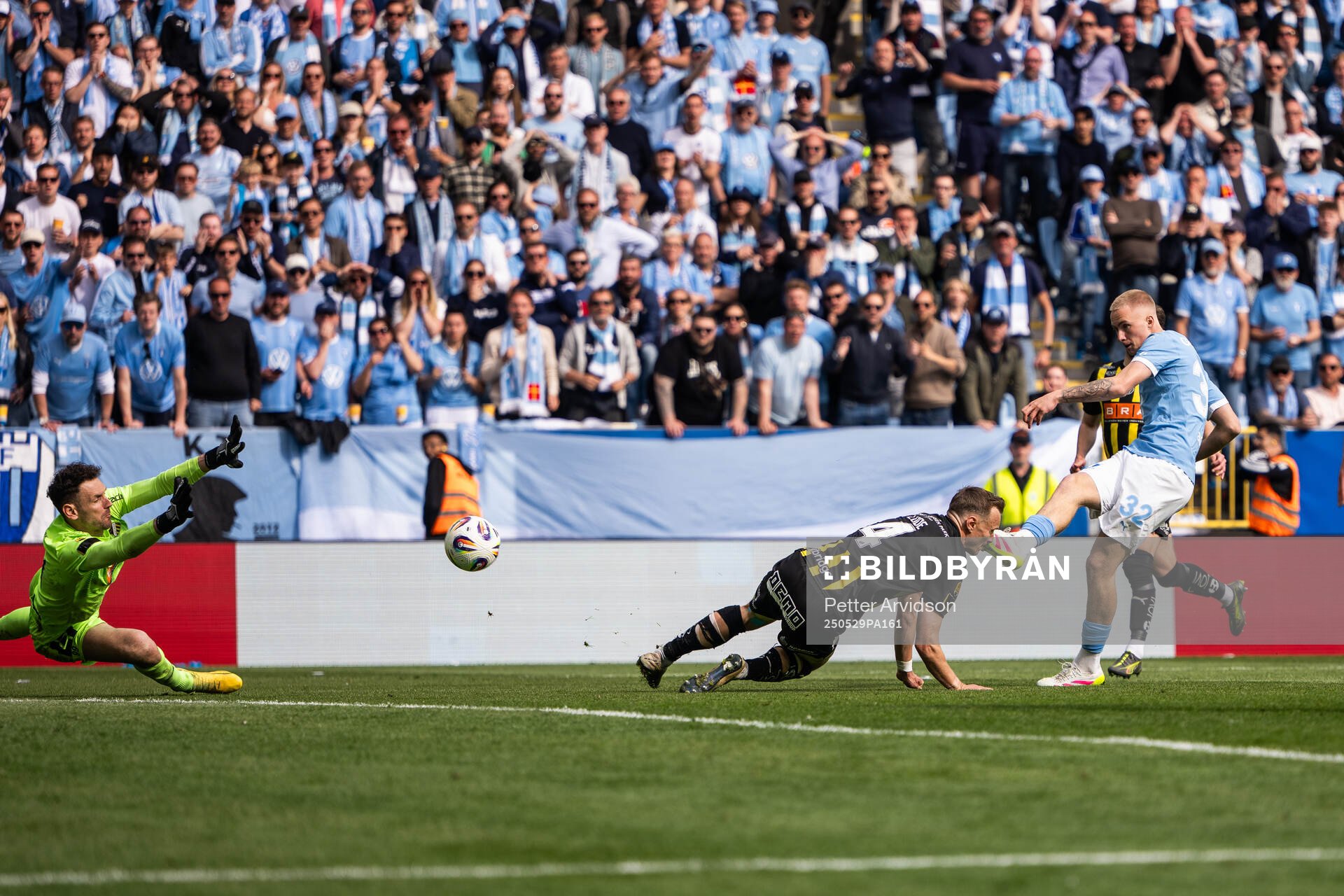 Häckens målvakt Etrit Berisha och Malmö FFs Daniel Gudjohnsen under finalen i Svenska Cupen mellan Malmö FF och Häcken den 29 maj 2025 i Malmö.