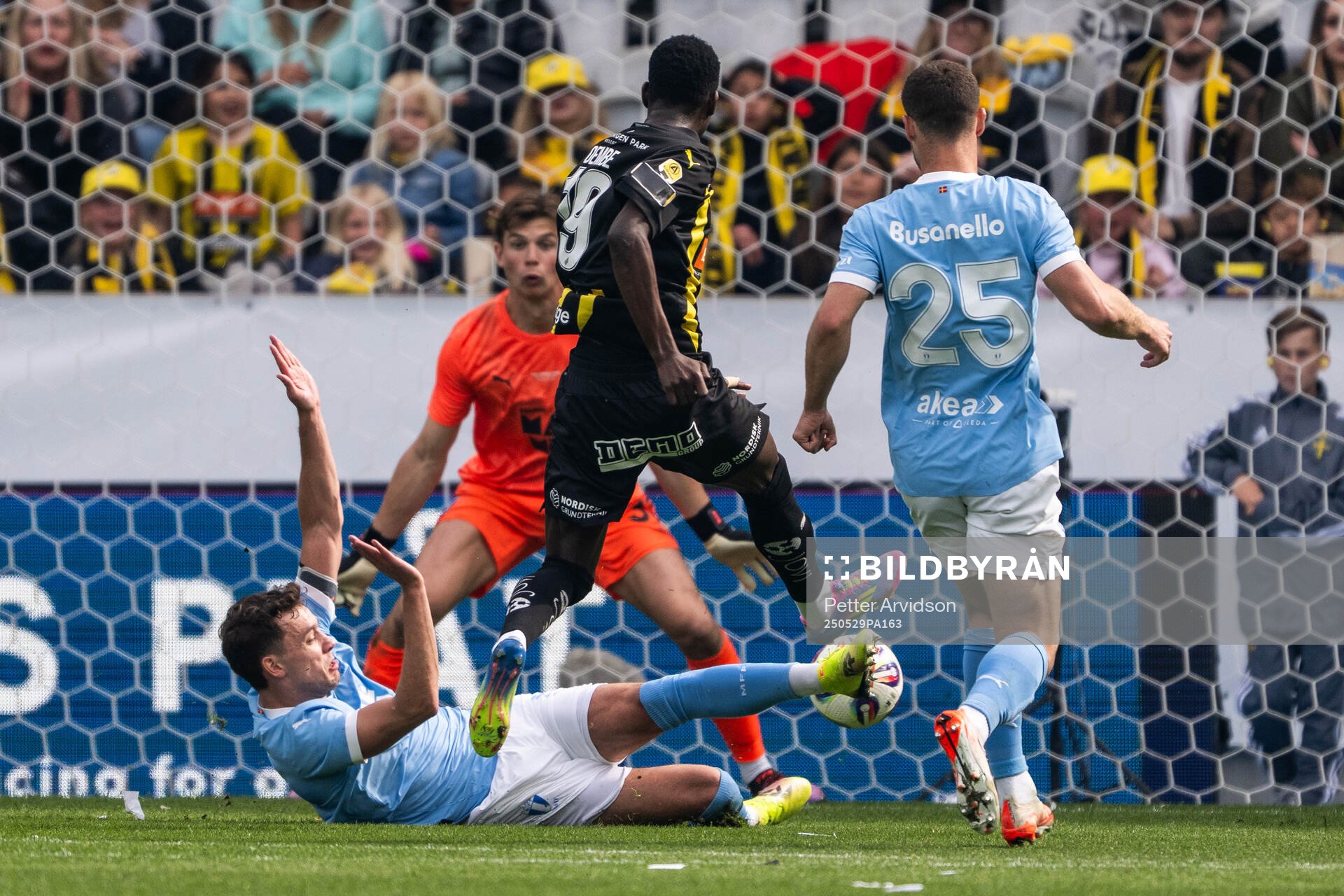 Malmö FFs Colin Rösler och Häckens John Paul Dembe under finalen i Svenska Cupen mellan Malmö FF och Häcken den 29 maj 2025 i Malmö.