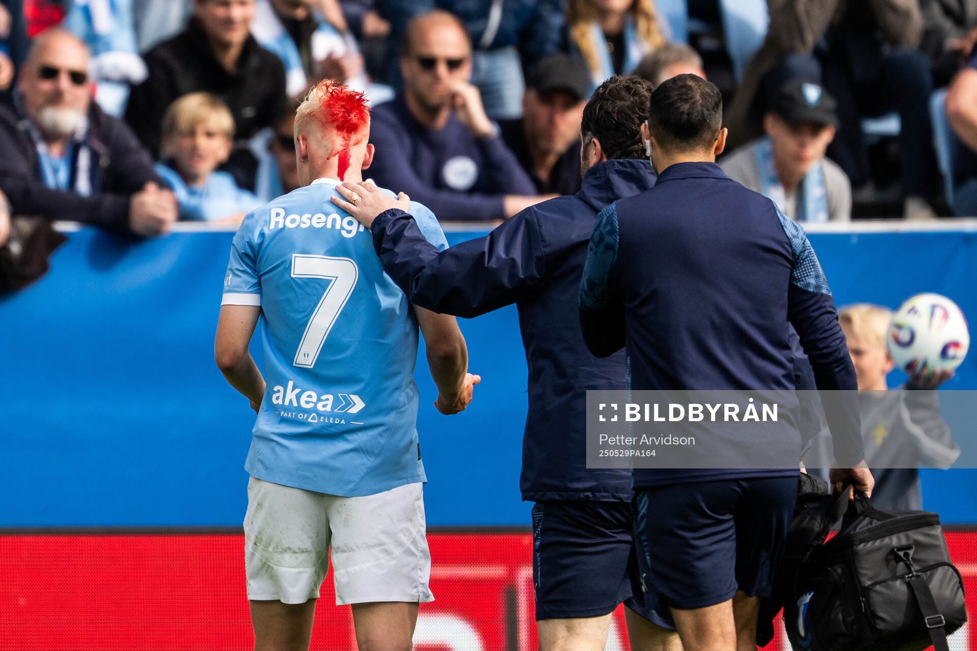 Malmö FFs Otto Rosengren blöder från bakhuvudet