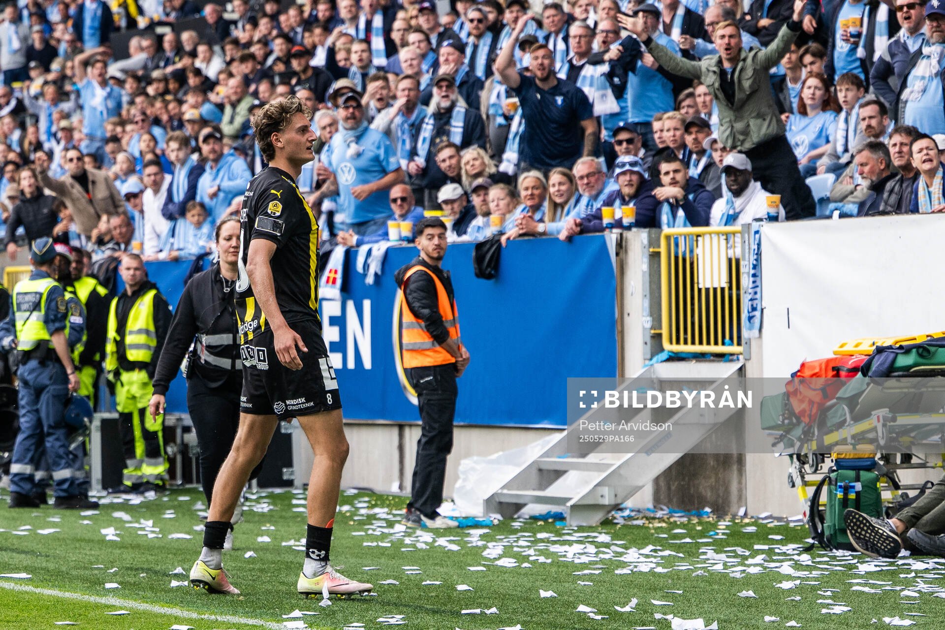Häckens Silas Andersen gestikulerar mot Malmö FFs