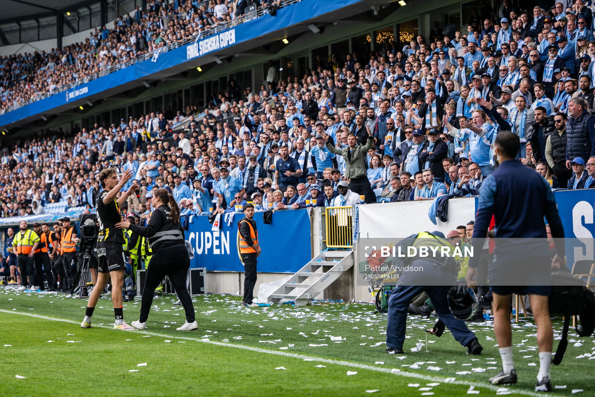 Häckens Silas Andersen gestikulerar mot Malmö FFs