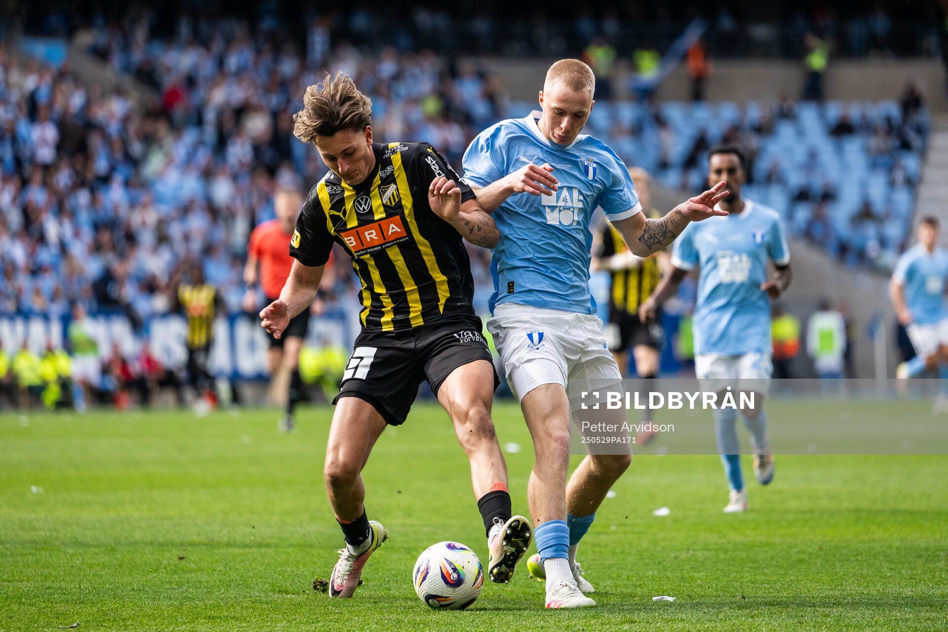 Häckens Silas Andersen och Malmö FFs Daniel Gudjohnsen under finalen i Svenska Cupen mellan Malmö FF och Häcken den 29 maj 2025 i Malmö.