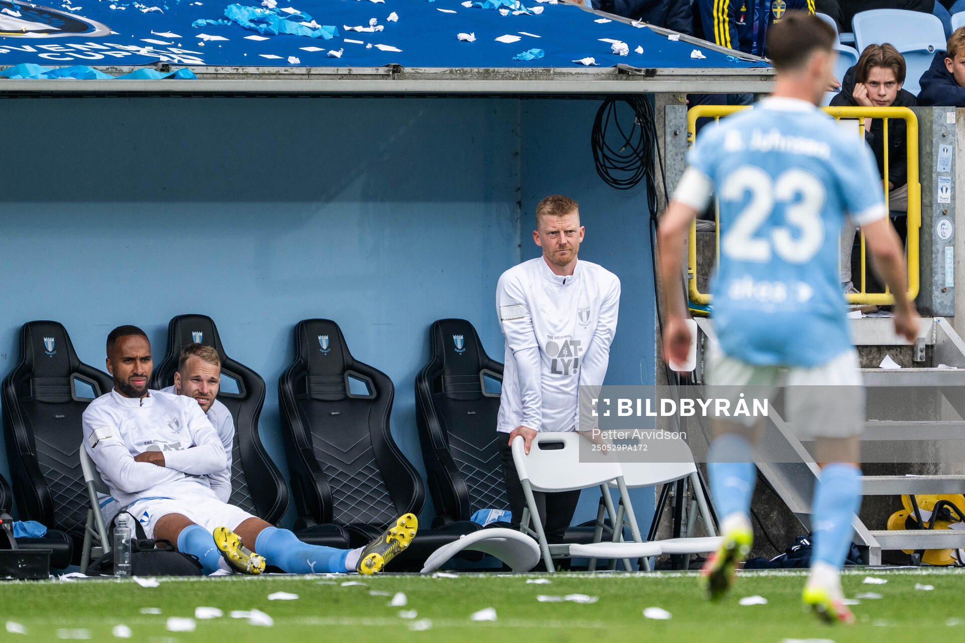 Malmö FFs Isaac Thelin, Oscar Lewicki och Anders Christiansen på bänken under finalen i Svenska Cupen mellan Malmö FF och Häcken den 29 maj 2025 i Malmö.