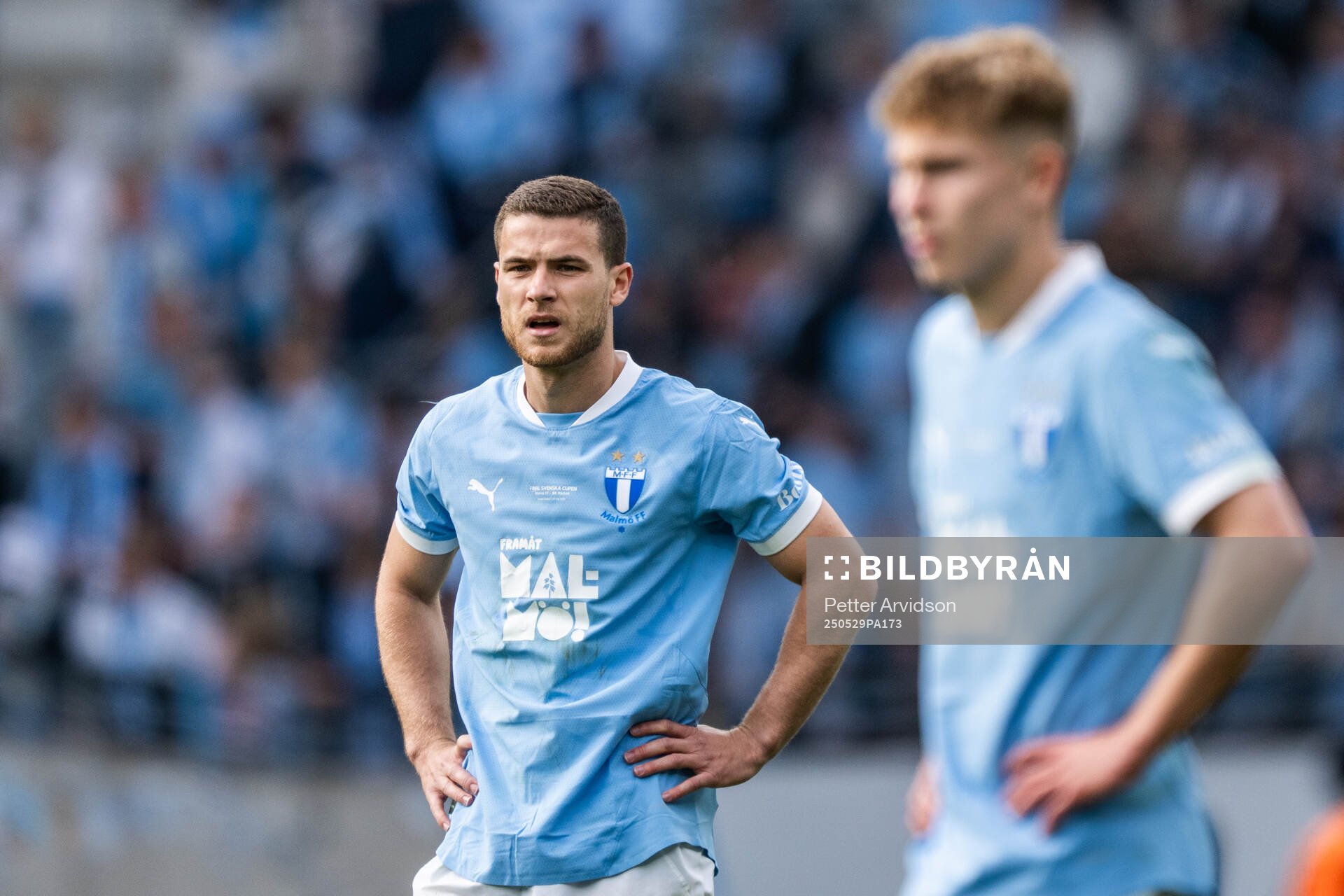Malmö FFs Gabriel Busanello deppar