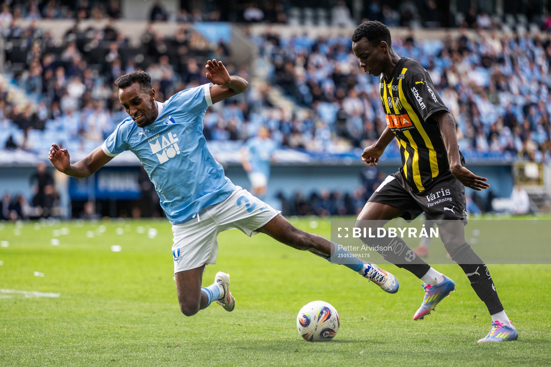 Malmö FFs Taha Ali och Häckens John Paul Dembe under finalen i Svenska Cupen mellan Malmö FF och Häcken den 29 maj 2025 i Malmö. 
