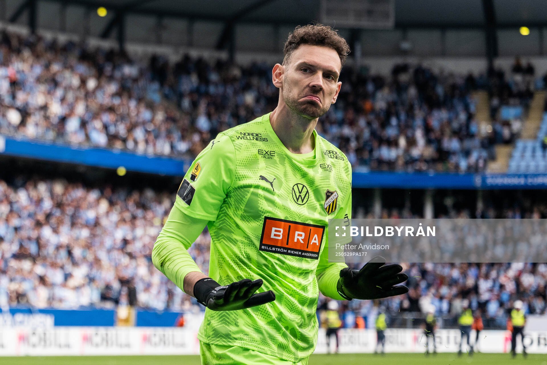 Häckens målvakt Etrit Berisha jublar efter att ha räddat en straff från Malmö FFs Sead Haksabanovic (ej i bild) under finalen i Svenska Cupen mellan Malmö FF och Häcken den 29 maj 2025 i Malmö.