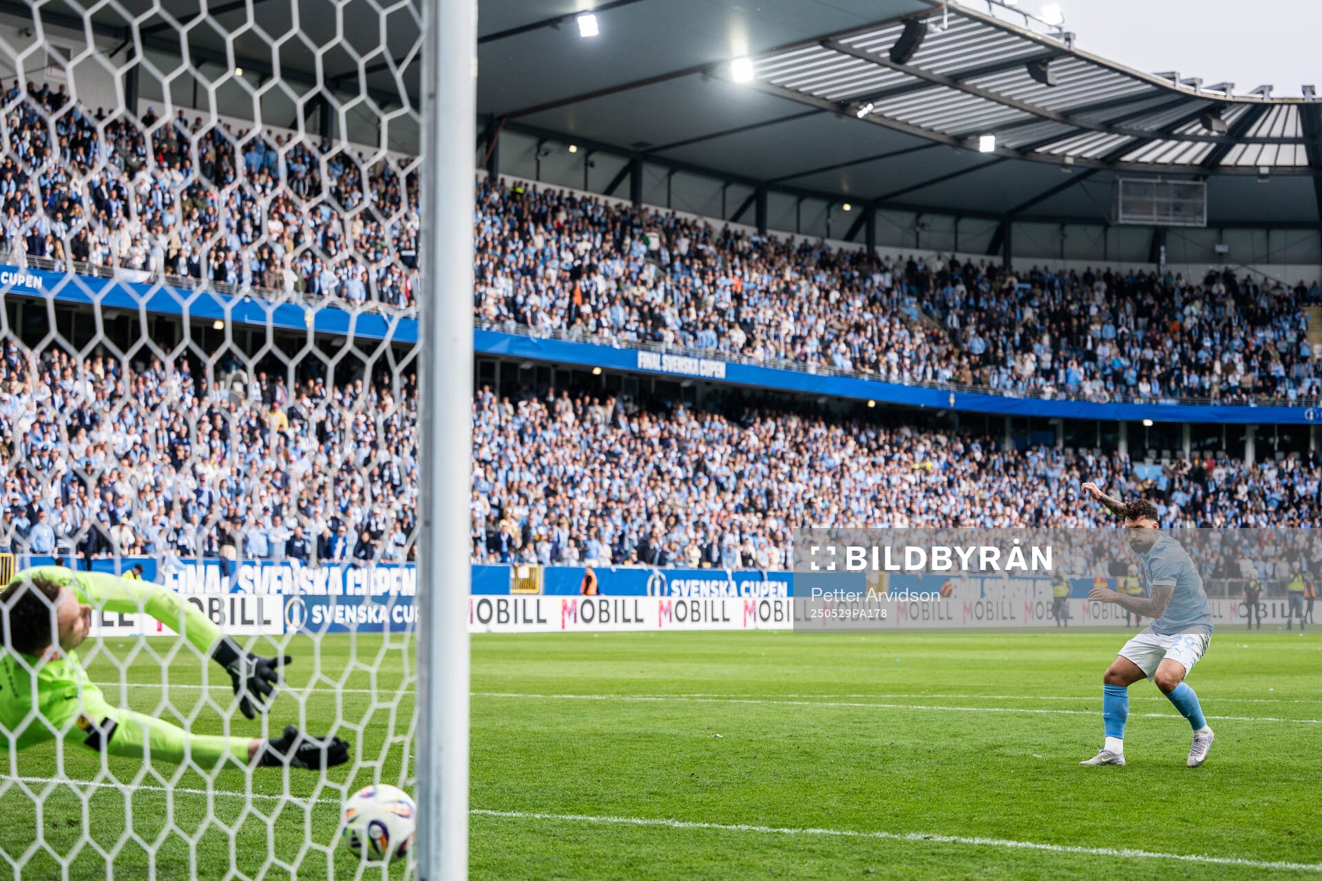 Häckens målvakt Etrit Berisha räddar en straff från Malmö FFs Sead Haksabanovic under finalen i Svenska Cupen mellan Malmö FF och Häcken den 29 maj 2025 i Malmö.