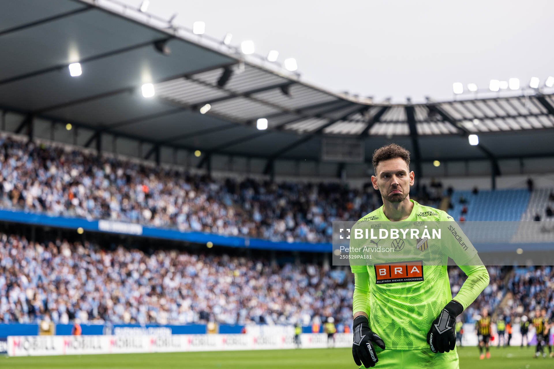 Häckens målvakt Etrit Berisha jublar efter att ha räddat en straff från Malmö FFs Sead Haksabanovic (ej i bild) under finalen i Svenska Cupen mellan Malmö FF och Häcken den 29 maj 2025 i Malmö.