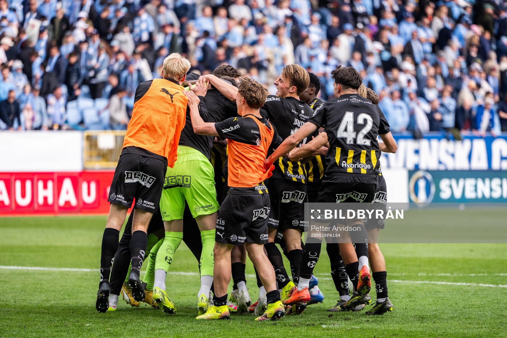 Häckens spelare jublar efter finalen i Svenska Cupen mellan Malmö FF och Häcken den 29 maj 2025 i Malmö. 