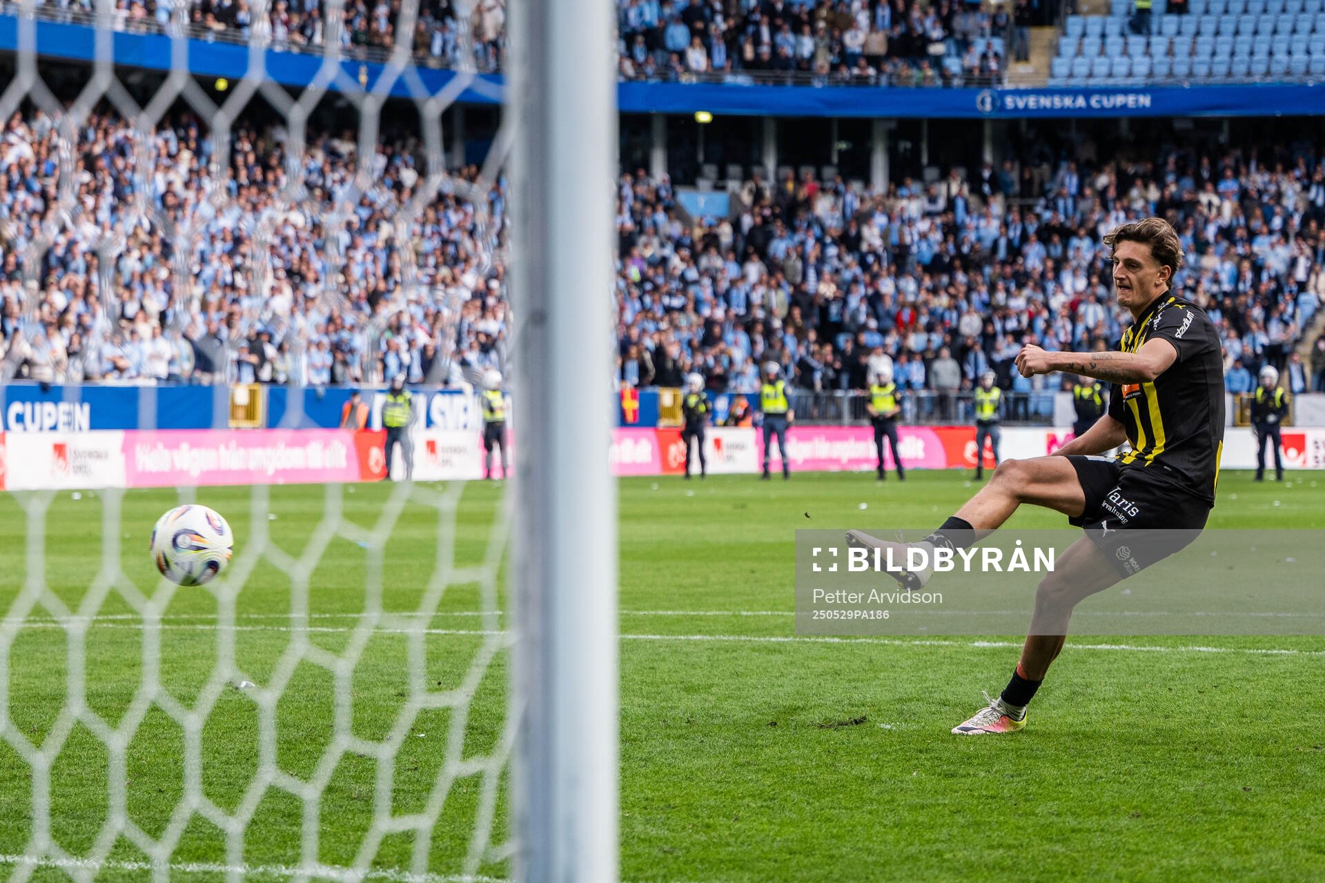 Häckens Silas Andersen gör mål i straffläggningen under finalen i Svenska Cupen mellan Malmö FF och Häcken den 29 maj 2025 i Malmö.