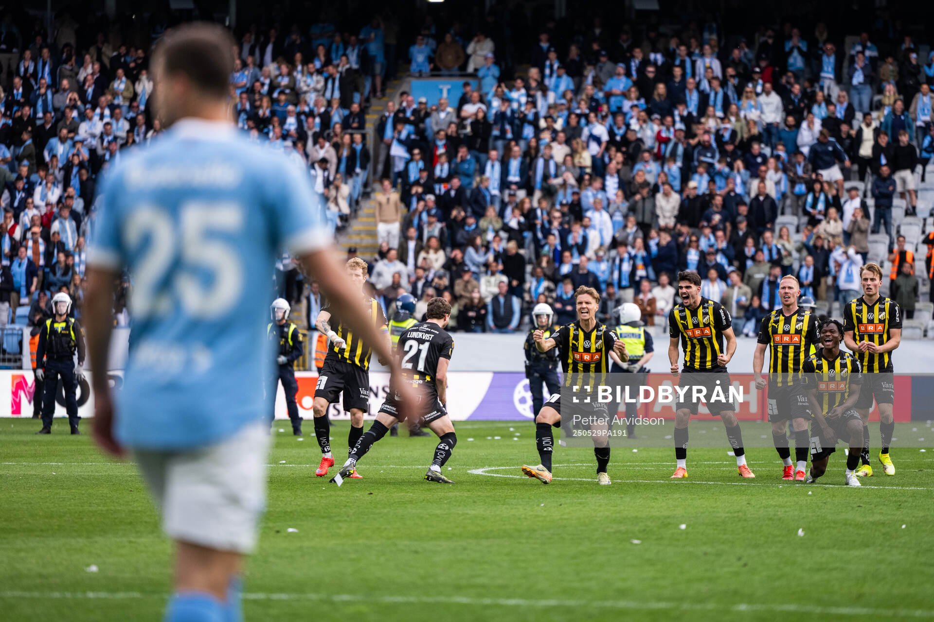 Häckens spelare jublar i straffläggningen under finalen i Svenska Cupen mellan Malmö FF och Häcken den 29 maj 2025 i Malmö. 