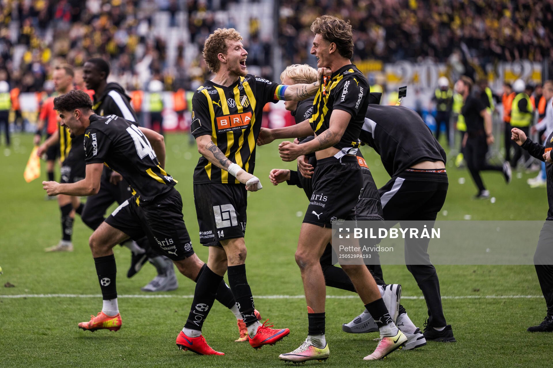 Häckens Simon Gustafson och Silas Andersen jublar efter finalen i Svenska Cupen mellan Malmö FF och Häcken den 29 maj 2025 i Malmö.