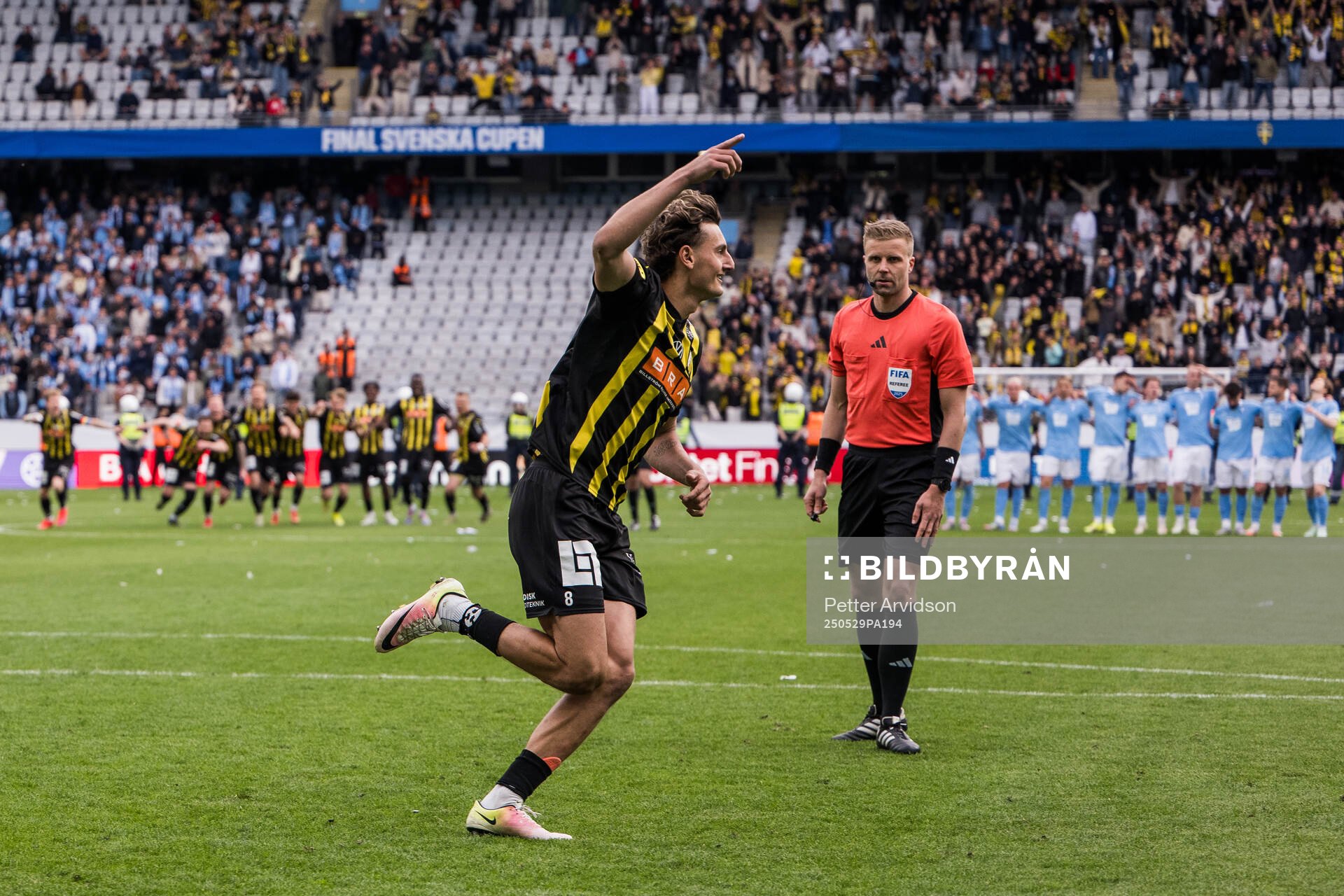 Häckens Silas Andersen jublar efter att han gjort mål i straffläggningen finalen i Svenska Cupen mellan Malmö FF och Häcken den 29 maj 2025 i Malmö.
