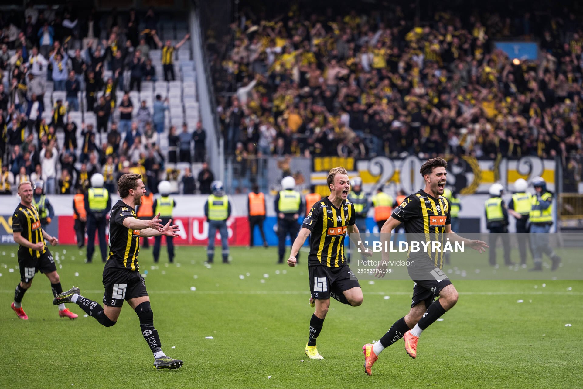 Häckens Adam Lundkvist, Sigge Jansson och Nikola Zecevic jublar efter finalen i Svenska Cupen mellan Malmö FF och Häcken den 29 maj 2025 i Malmö.