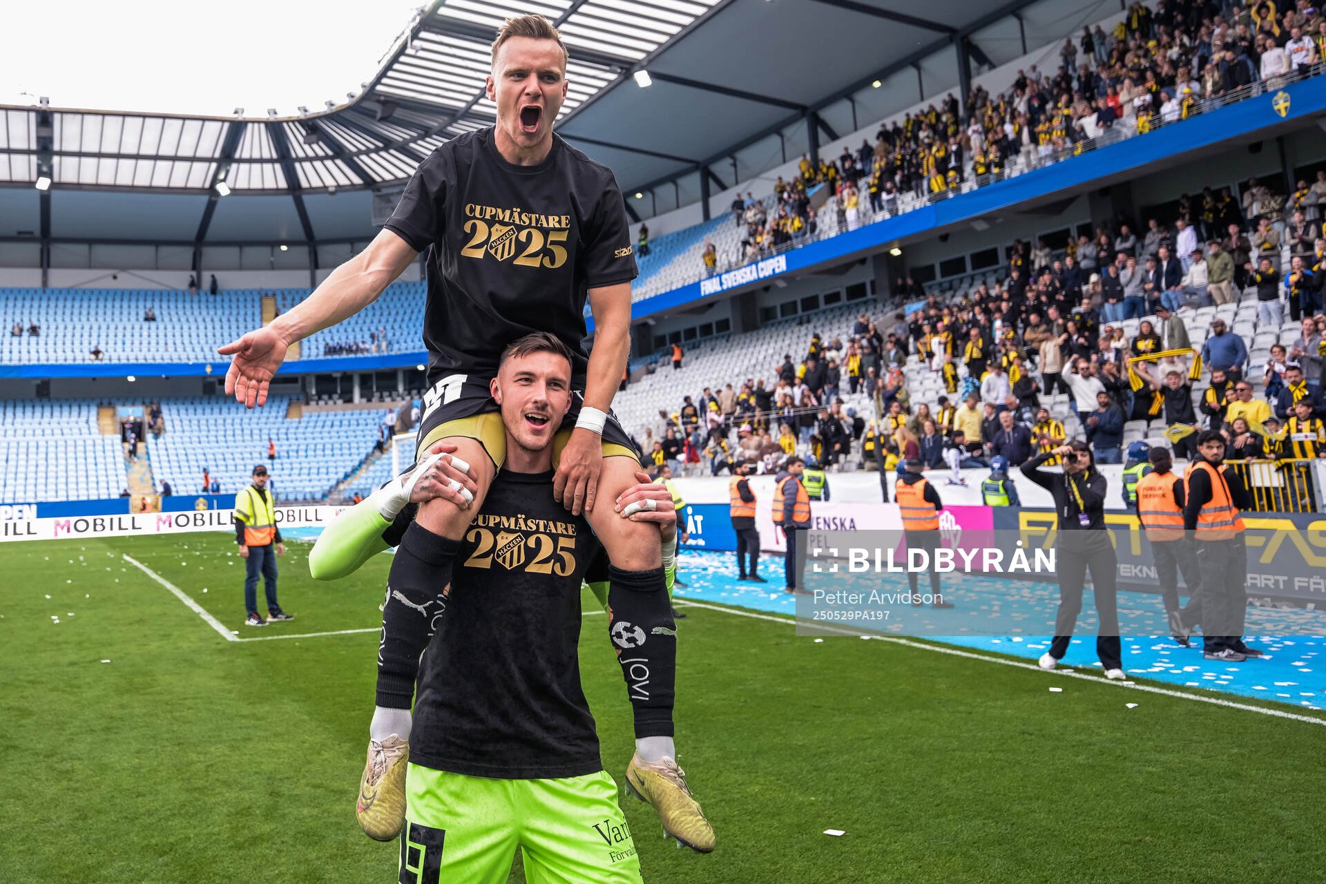 Häckens målvakt Andreas Linde och Marius Lode jublar efter finalen i Svenska Cupen mellan Malmö FF och Häcken den 29 maj 2025 i Malmö.