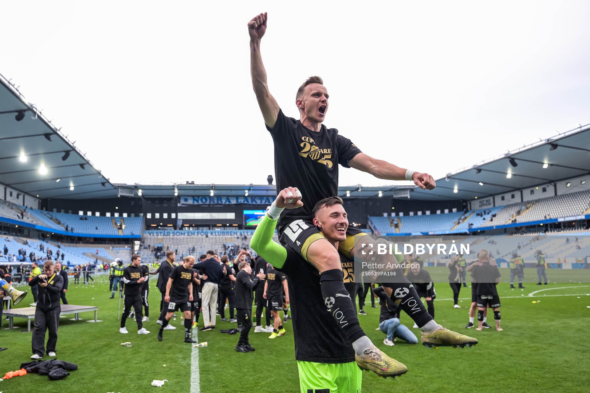 Häckens målvakt Andreas Linde och Marius Lode jublar efter finalen i Svenska Cupen mellan Malmö FF och Häcken den 29 maj 2025 i Malmö.