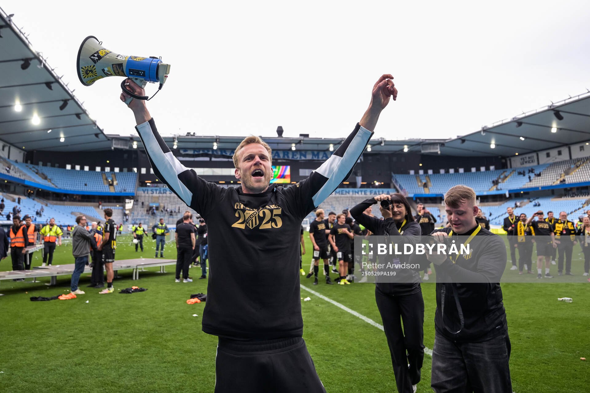 Häckens målvakt Peter Abrahamsson jublar efter finalen i Svenska Cupen mellan Malmö FF och Häcken den 29 maj 2025 i Malmö. 
