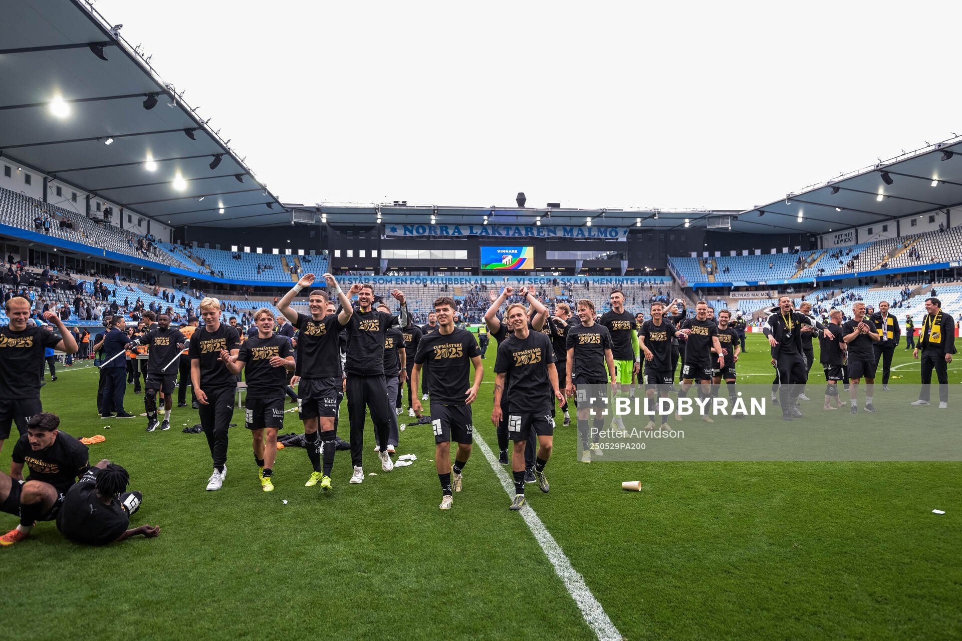 Häckens spelare jublar efter finalen i Svenska Cupen mellan Malmö FF och Häcken den 29 maj 2025 i Malmö. 