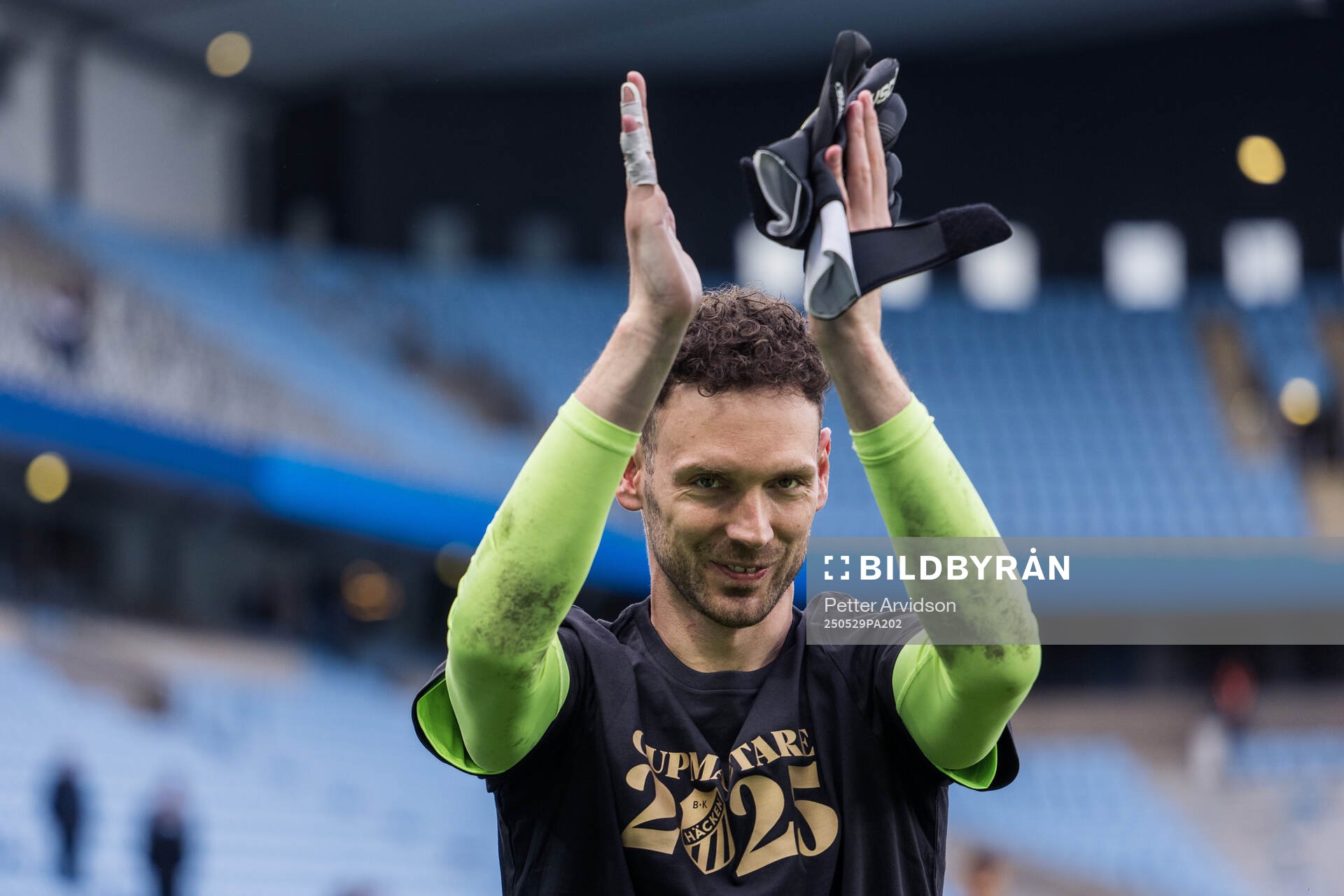 Häckens målvakt Etrit Berisha jublar efter finalen i Svenska Cupen mellan Malmö FF och Häcken den 29 maj 2025 i Malmö. 