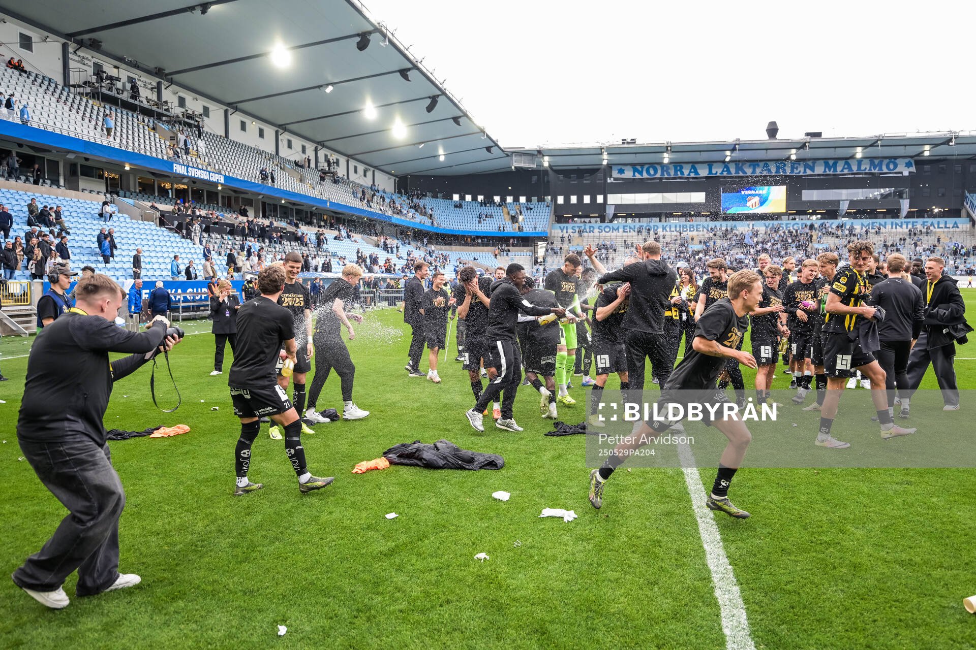 Häckens spelare jublar efter finalen i Svenska Cupen mellan Malmö FF och Häcken den 29 maj 2025 i Malmö. 