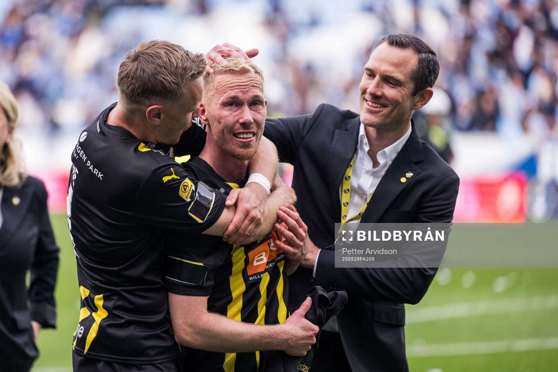 Häckens Marius Lode, Mikkel Rygaard Jensen och fotbollschef Martin Eriksson jublar efter finalen i Svenska Cupen mellan Malmö FF och Häcken den 29 maj 2025 i Malmö.