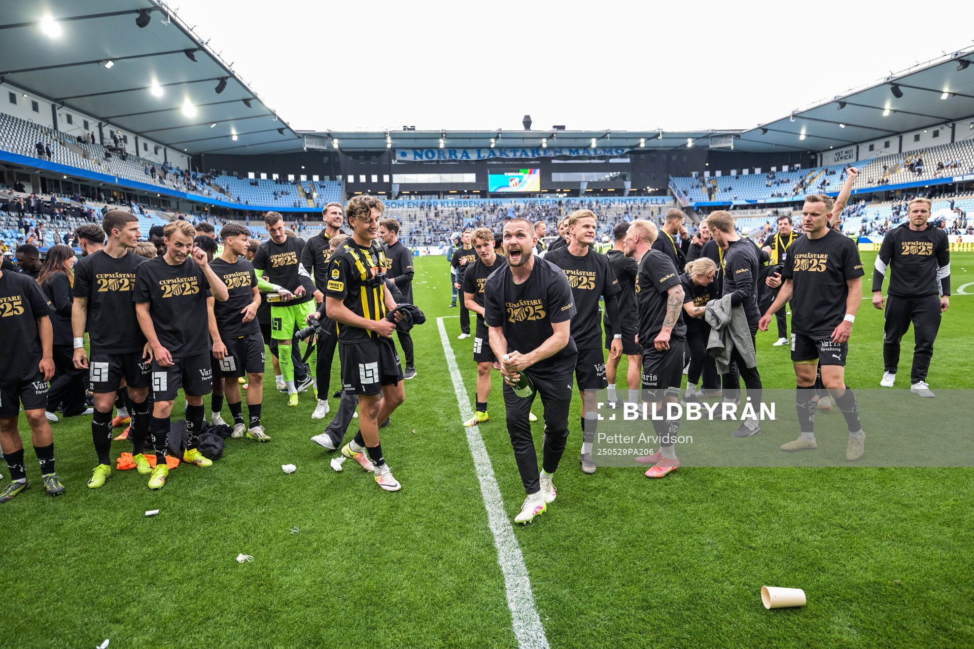 Häckens Silas Andersen och målvakt Oscar Jansson jublar med lagkamrater efter finalen i Svenska Cupen mellan Malmö FF och Häcken den 29 maj 2025 i Malmö.