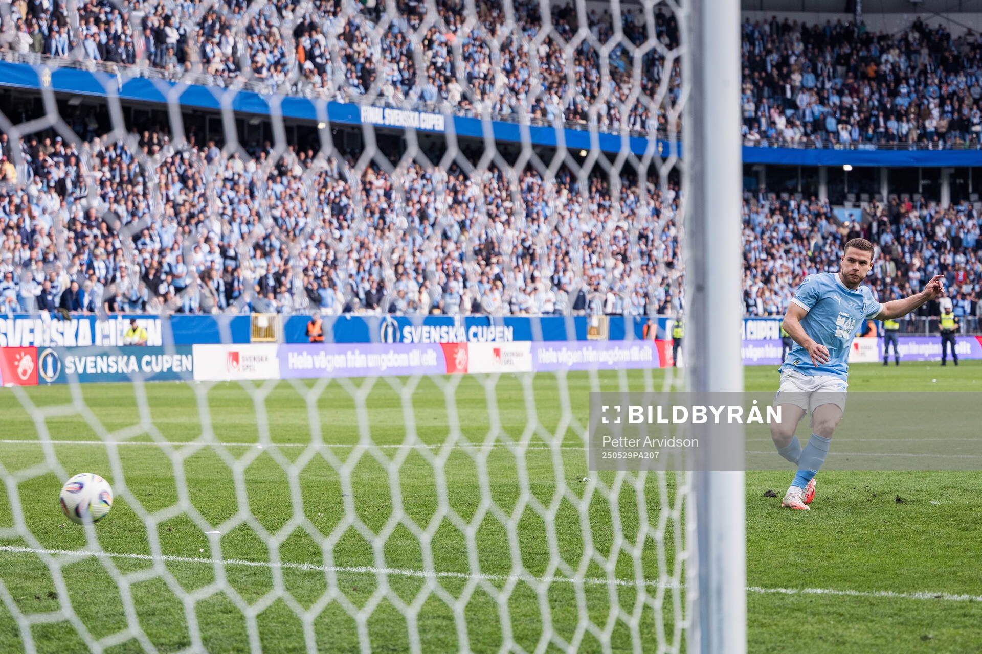 Malmö FFs Gabriel Busanello missar straff under finalen i Svenska Cupen mellan Malmö FF och Häcken den 29 maj 2025 i Malmö. 