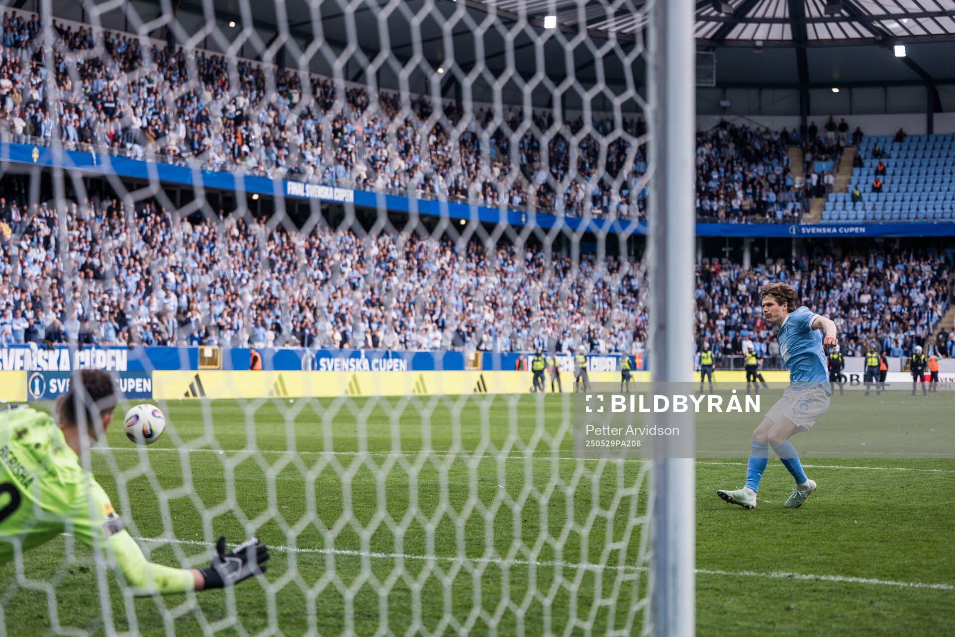 Malmö FFs Oliver Berg i straffläggningen under finalen i Svenska Cupen mellan Malmö FF och Häcken den 29 maj 2025 i Malmö. 