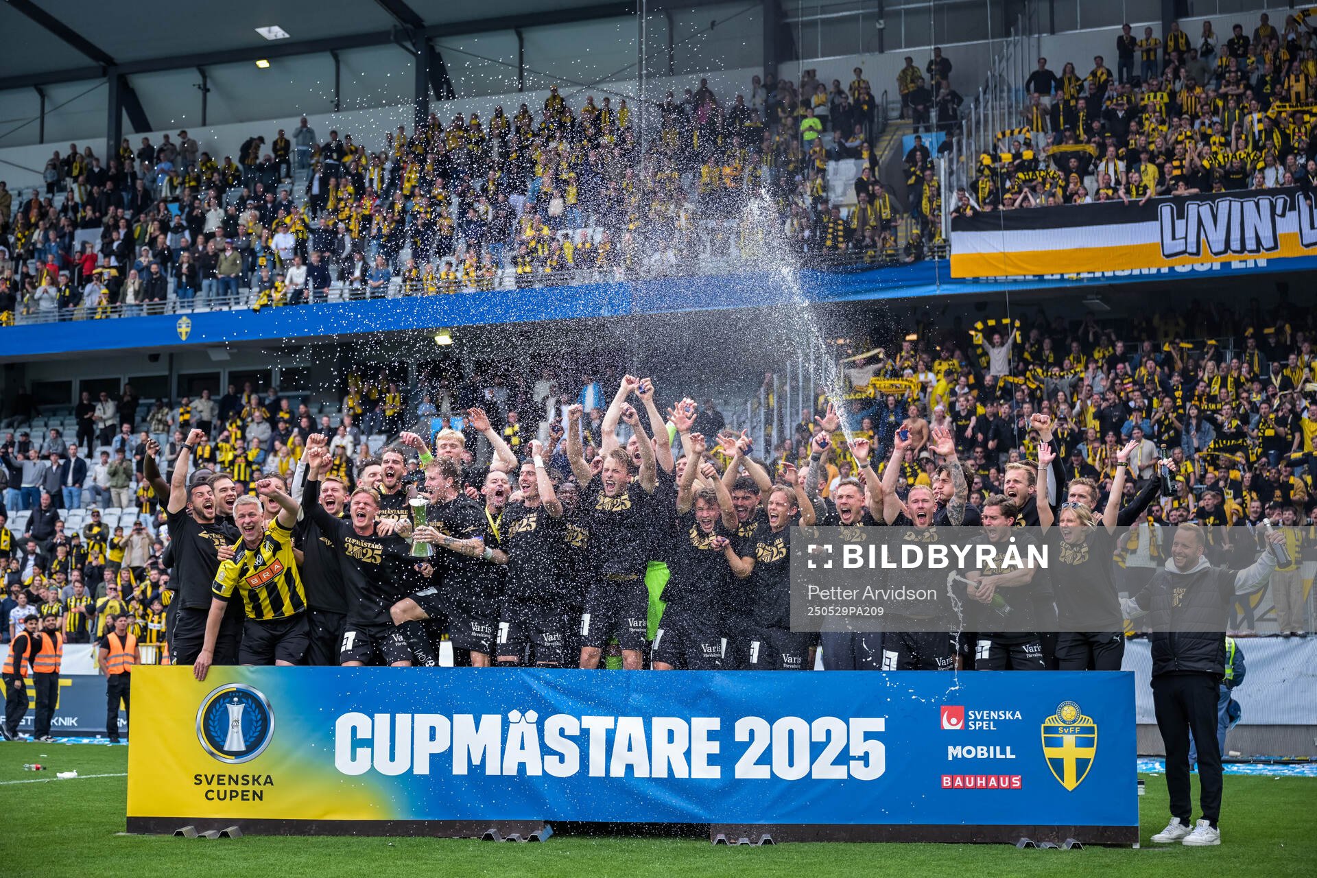 Häckens spelare jublar med Gustaf VI Adolfs pokal efter finalen i Svenska Cupen mellan Malmö FF och Häcken den 29 maj 2025 i Malmö.